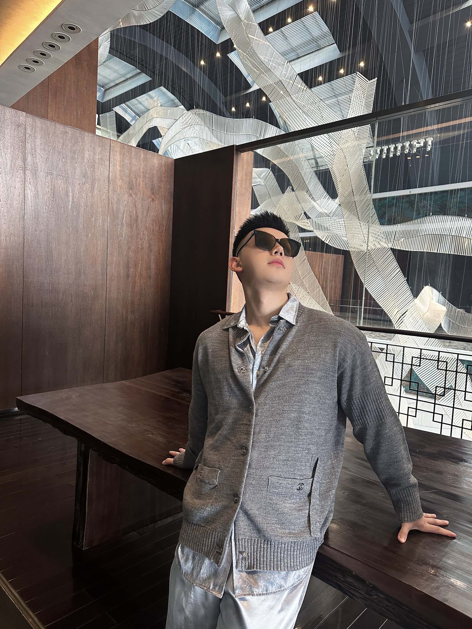 。Chanel 书包扣针织开衫
定制羊绒锦缎混纺料 光泽自然 柔软亲肤 熠熠生辉的标志性双C扣装饰全幅 