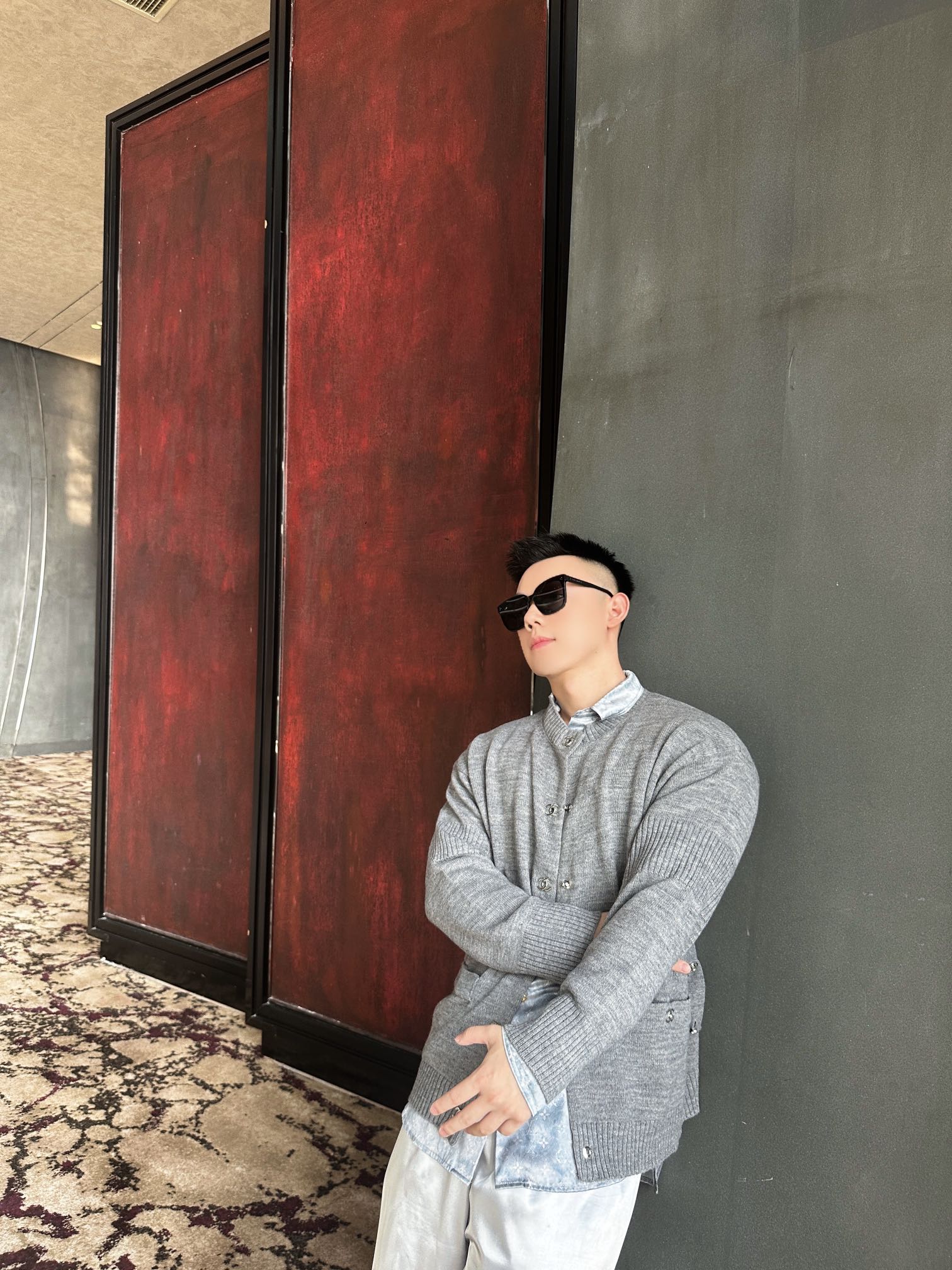 。Chanel 书包扣针织开衫
定制羊绒锦缎混纺料 光泽自然 柔软亲肤 熠熠生辉的标志性双C扣装饰全幅 