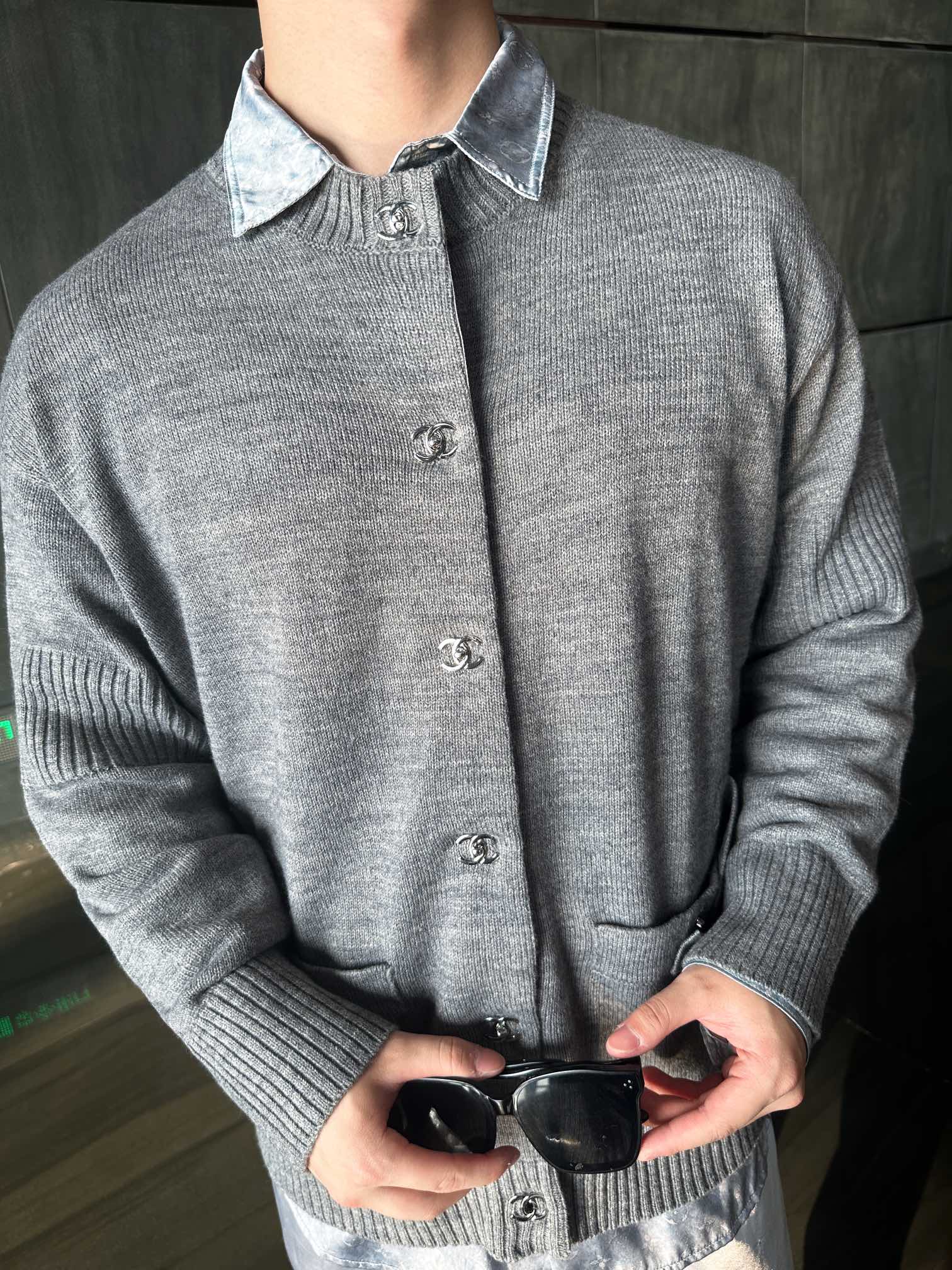 。Chanel 书包扣针织开衫
定制羊绒锦缎混纺料 光泽自然 柔软亲肤 熠熠生辉的标志性双C扣装饰全幅 