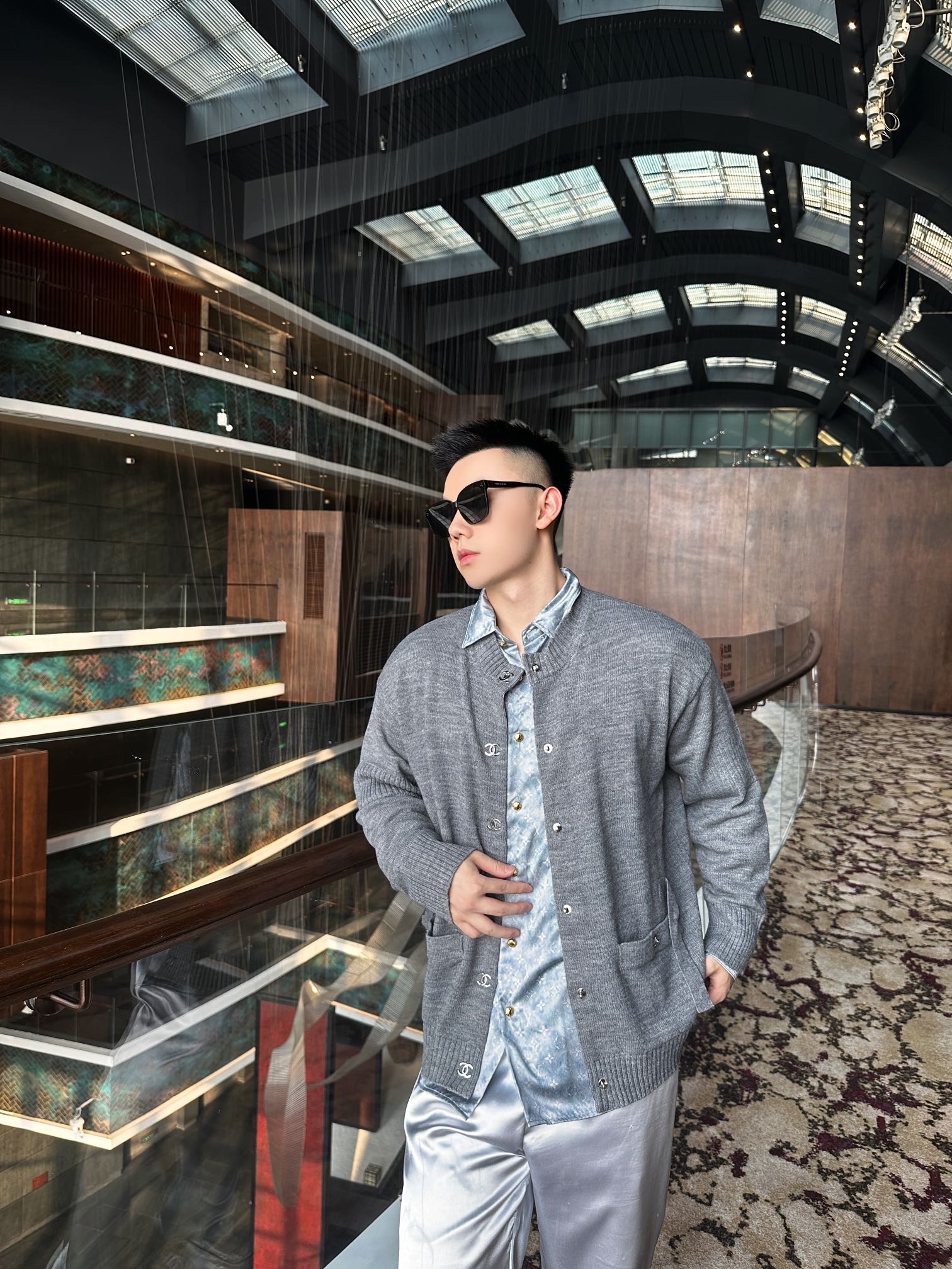 。Chanel 书包扣针织开衫
定制羊绒锦缎混纺料 光泽自然 柔软亲肤 熠熠生辉的标志性双C扣装饰全幅 