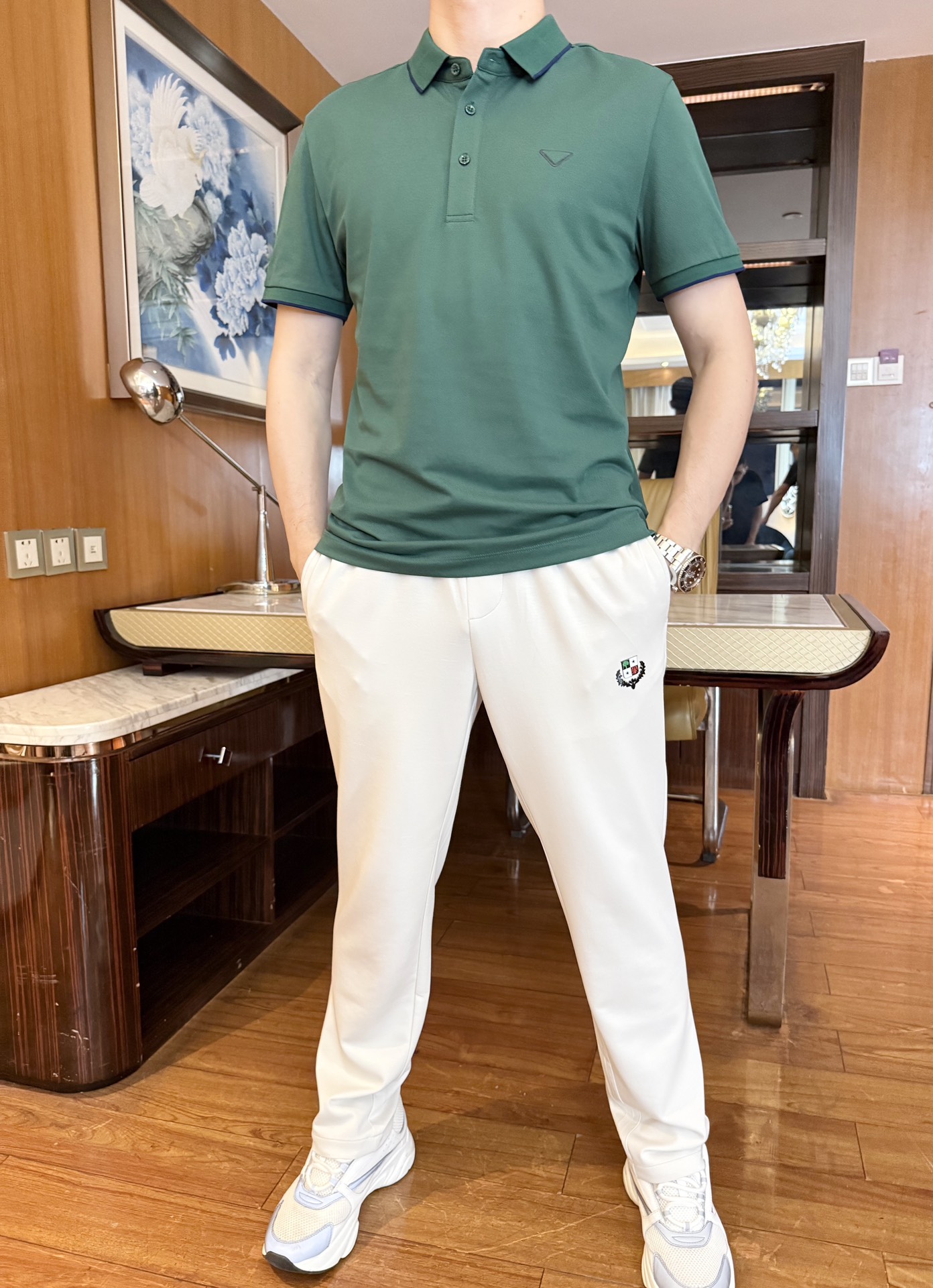 NO:151303,Prada-2025 counter latest hot-selling Polo, London counter hot-selling items!  Selected Italian imported bead flooring fabrics with the latest designs, the brand triangle mark on the chest highlights the taste, business and casual quality. Size: 48-56 (model 173/130 wears 48 sizes, with Hong Kong Lane Crawford gift box packaging), prada, alexander wang19860909普拉达-2025专柜最新爆款Polo出货 伦敦专柜热销单品！精选意大利进口珠地棉面料搭配最新的设计,胸口的品牌三角标彰显品味 商务休闲精品.尺码:48-56（模特173/130穿48码,配香港连卡佛礼盒包装）,,prada,alexander wang,Men's clothing