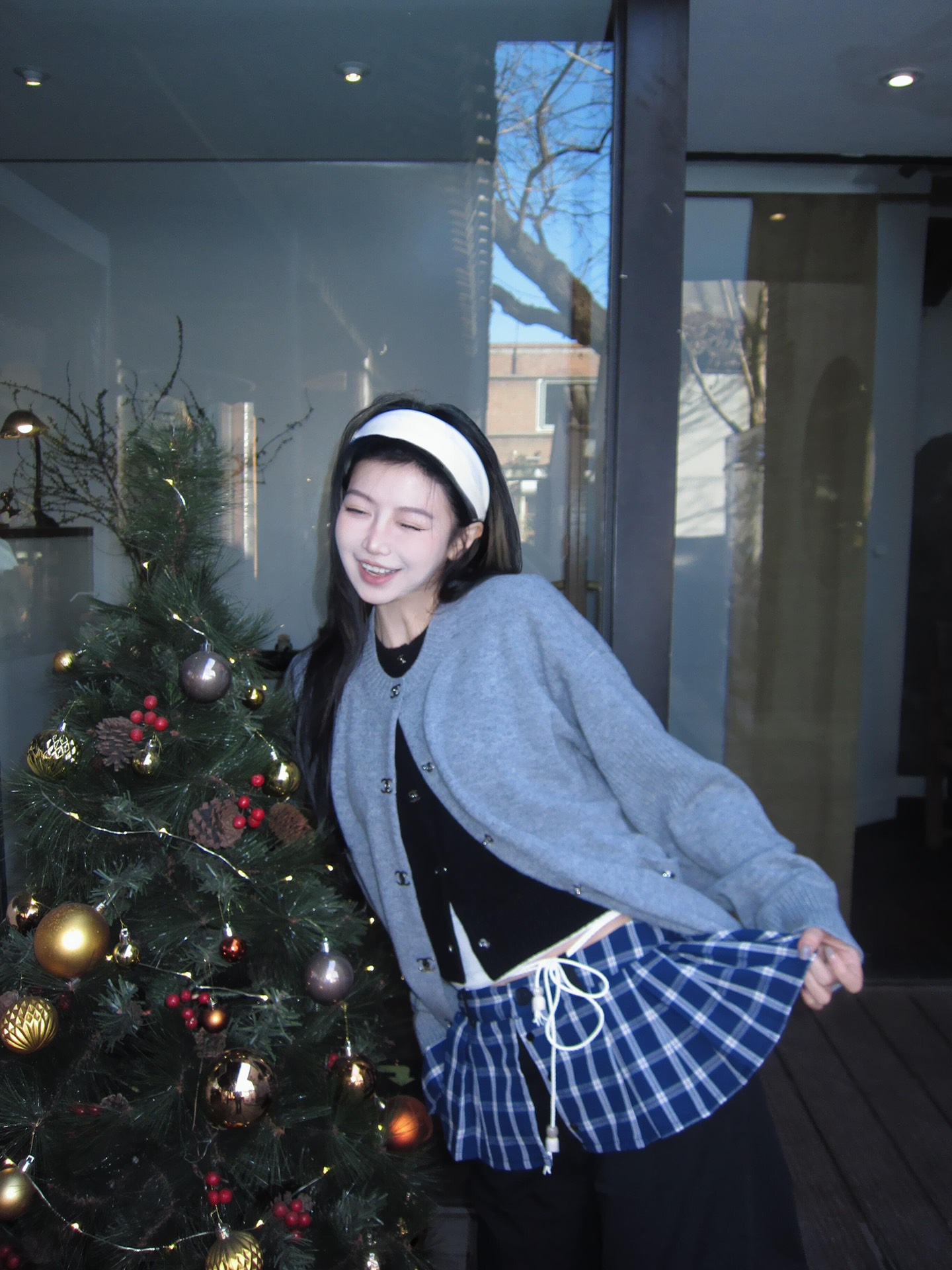 。Chanel 书包扣针织开衫
定制羊绒锦缎混纺料 光泽自然 柔软亲肤 熠熠生辉的标志性双C扣装饰全幅 