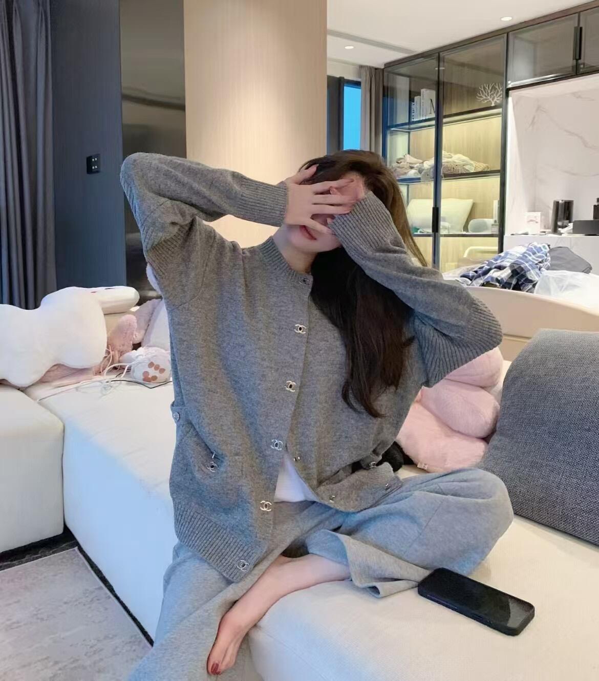 。Chanel 书包扣针织开衫
定制羊绒锦缎混纺料 光泽自然 柔软亲肤 熠熠生辉的标志性双C扣装饰全幅 