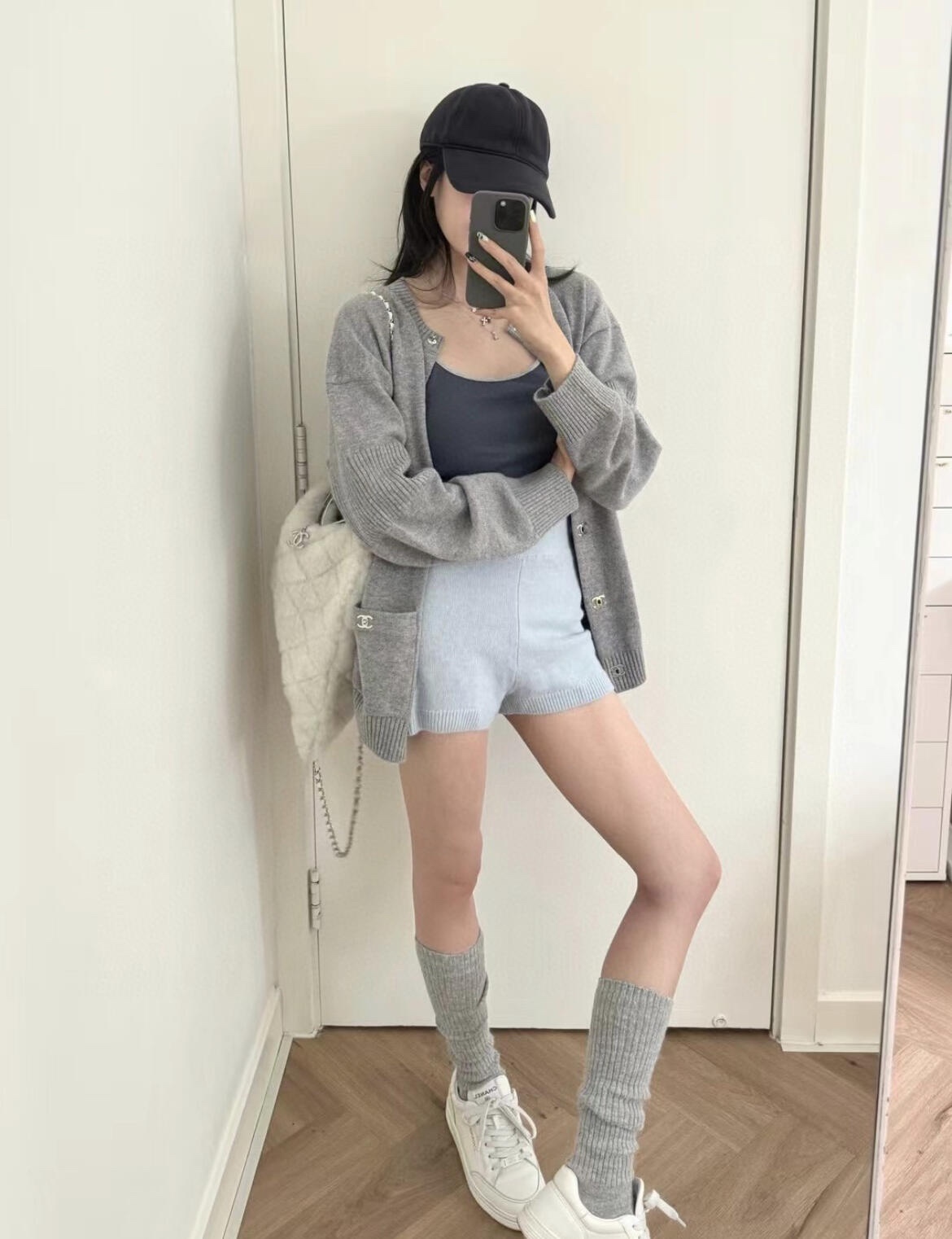 。Chanel 书包扣针织开衫
定制羊绒锦缎混纺料 光泽自然 柔软亲肤 熠熠生辉的标志性双C扣装饰全幅 