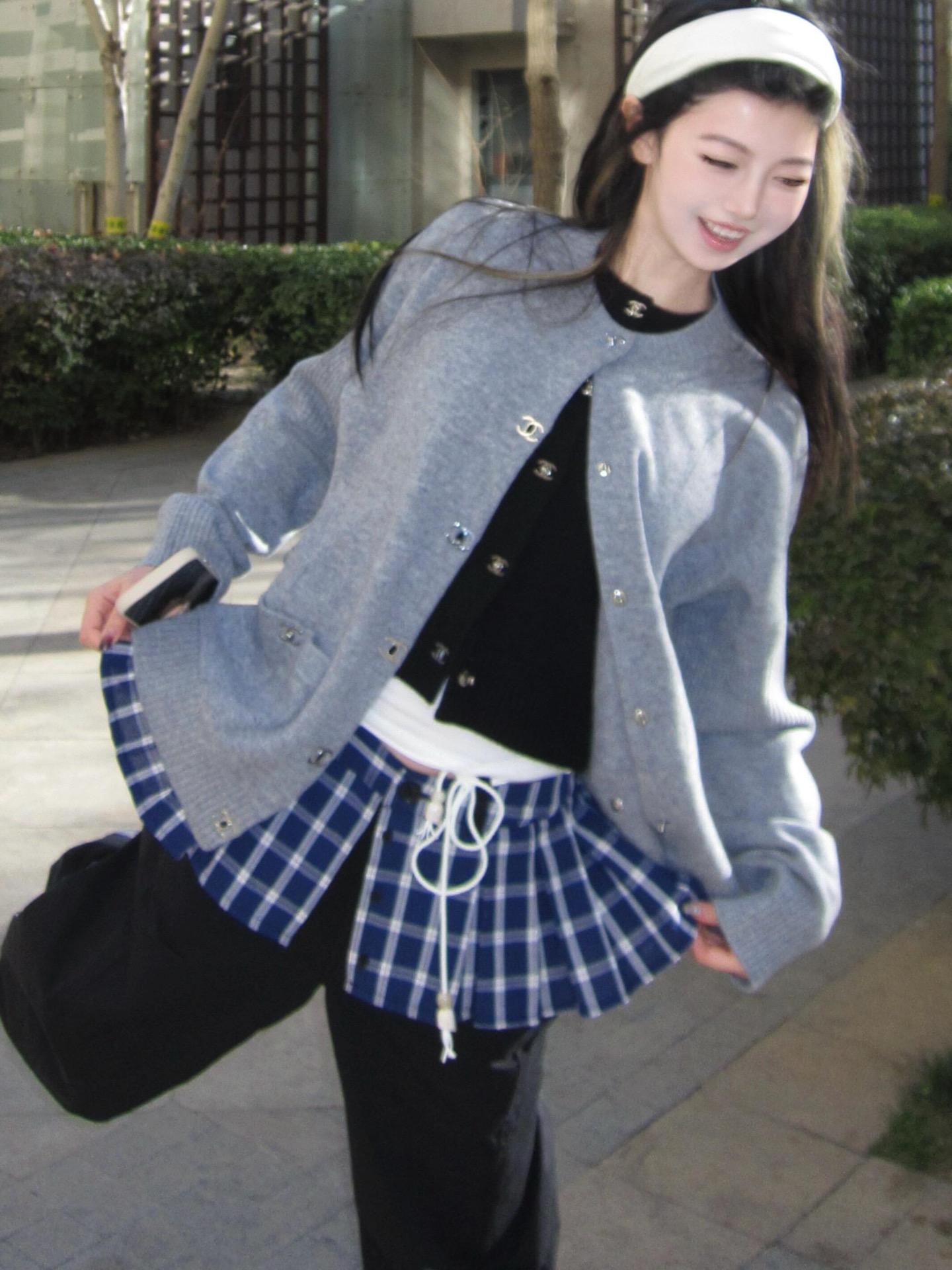 。Chanel 书包扣针织开衫
定制羊绒锦缎混纺料 光泽自然 柔软亲肤 熠熠生辉的标志性双C扣装饰全幅 