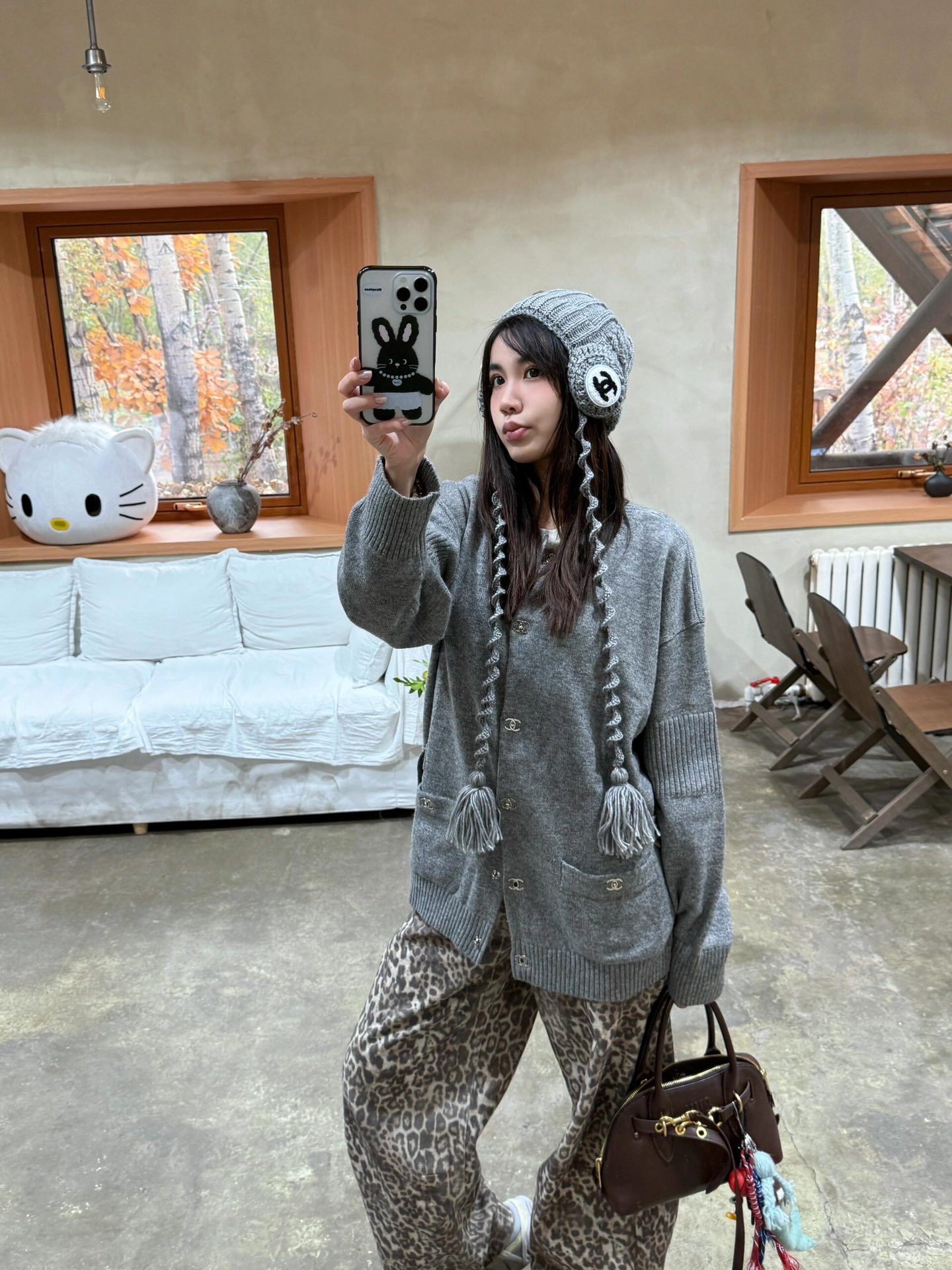 。Chanel 书包扣针织开衫
定制羊绒锦缎混纺料 光泽自然 柔软亲肤 熠熠生辉的标志性双C扣装饰全幅 