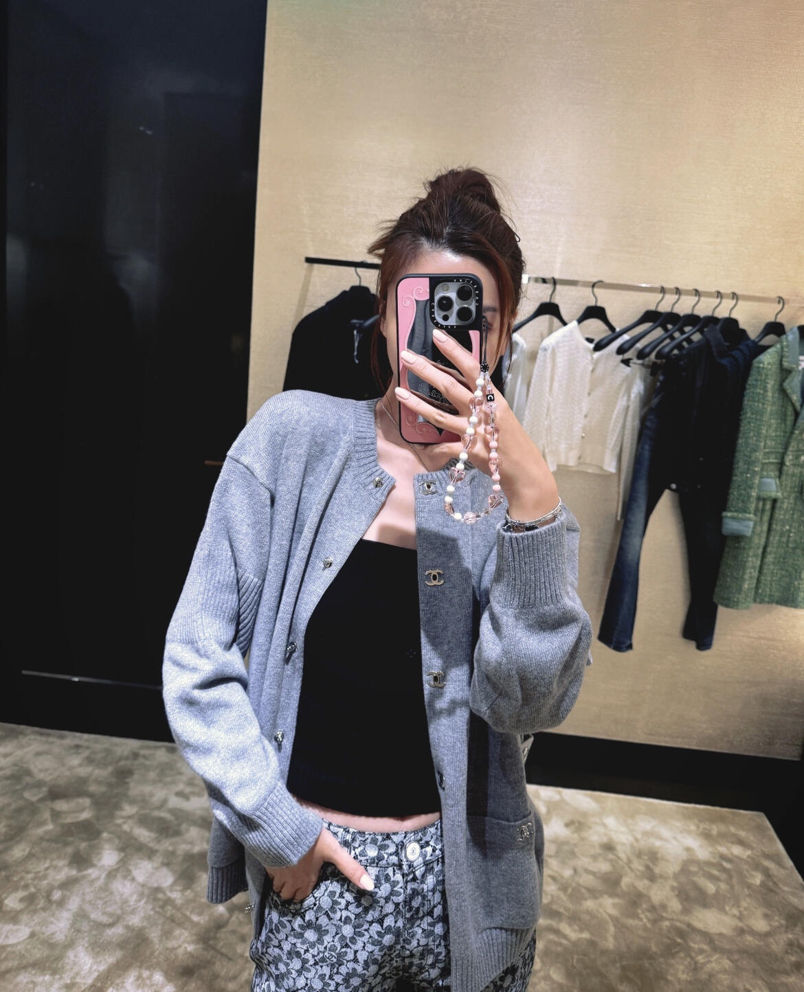 。Chanel 书包扣针织开衫
定制羊绒锦缎混纺料 光泽自然 柔软亲肤 熠熠生辉的标志性双C扣装饰全幅 