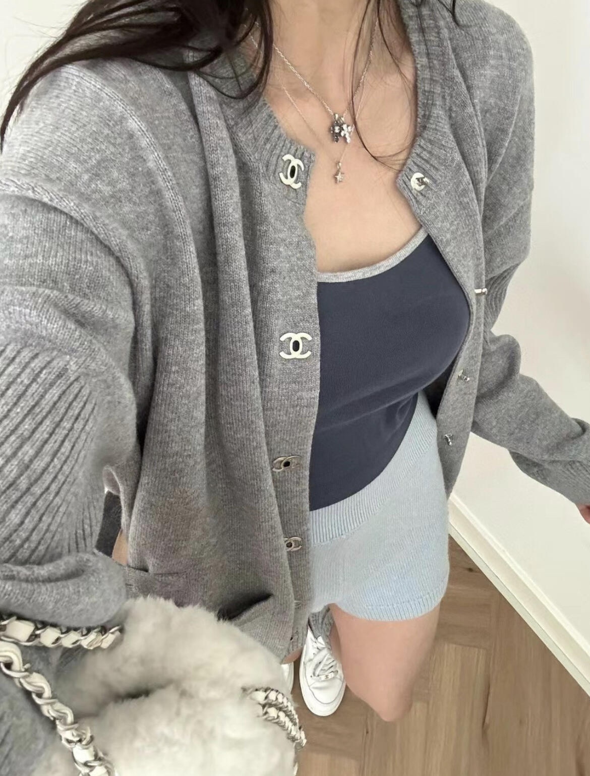 。Chanel 书包扣针织开衫
定制羊绒锦缎混纺料 光泽自然 柔软亲肤 熠熠生辉的标志性双C扣装饰全幅 