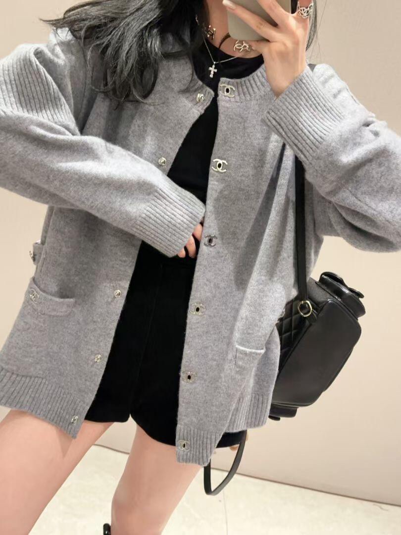 。Chanel 书包扣针织开衫
定制羊绒锦缎混纺料 光泽自然 柔软亲肤 熠熠生辉的标志性双C扣装饰全幅 