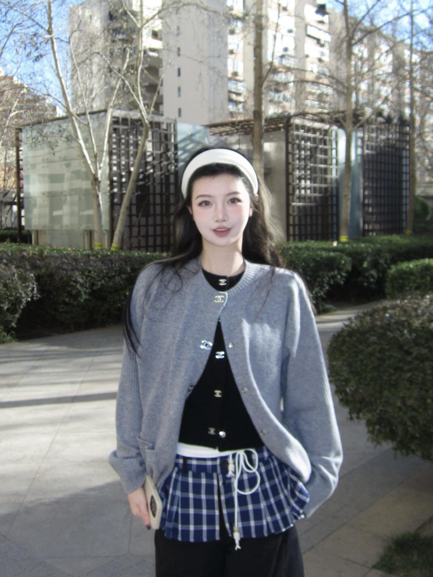 。Chanel 书包扣针织开衫
定制羊绒锦缎混纺料 光泽自然 柔软亲肤 熠熠生辉的标志性双C扣装饰全幅 