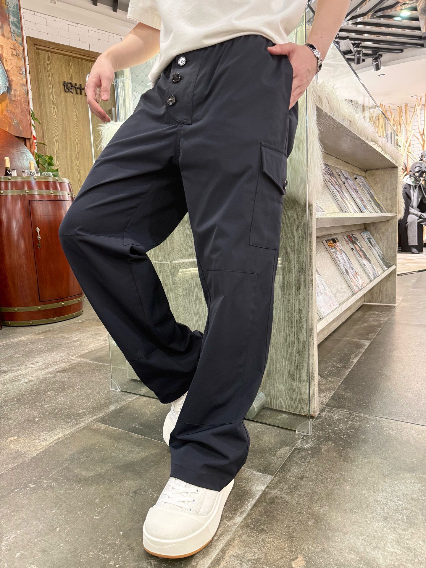 NO:153607,The hottest LV-2025 fashionable work clothes straight casual pants, SOLOTEX fabric, combines texture and comfort, waist elastic band design, unique button placket, highlighting personality. Whether it is daily travel or outdoor activities, it can be easily adapted. Regular version, size M-3XL (model 180/140 wears 50),,louis vuitton,alexander wang19860909补单爆款LV-2025时尚工装直筒休闲裤,SOLOTEX面料,兼具质感与舒适,腰部松紧带设计,独特纽扣门襟,彰显个性.无论是日常出行还是户外活动,都能轻松适配.常规版型,码数M-3XL(模特180/140穿50),,louis vuitton,alexander wang,Men's clothing