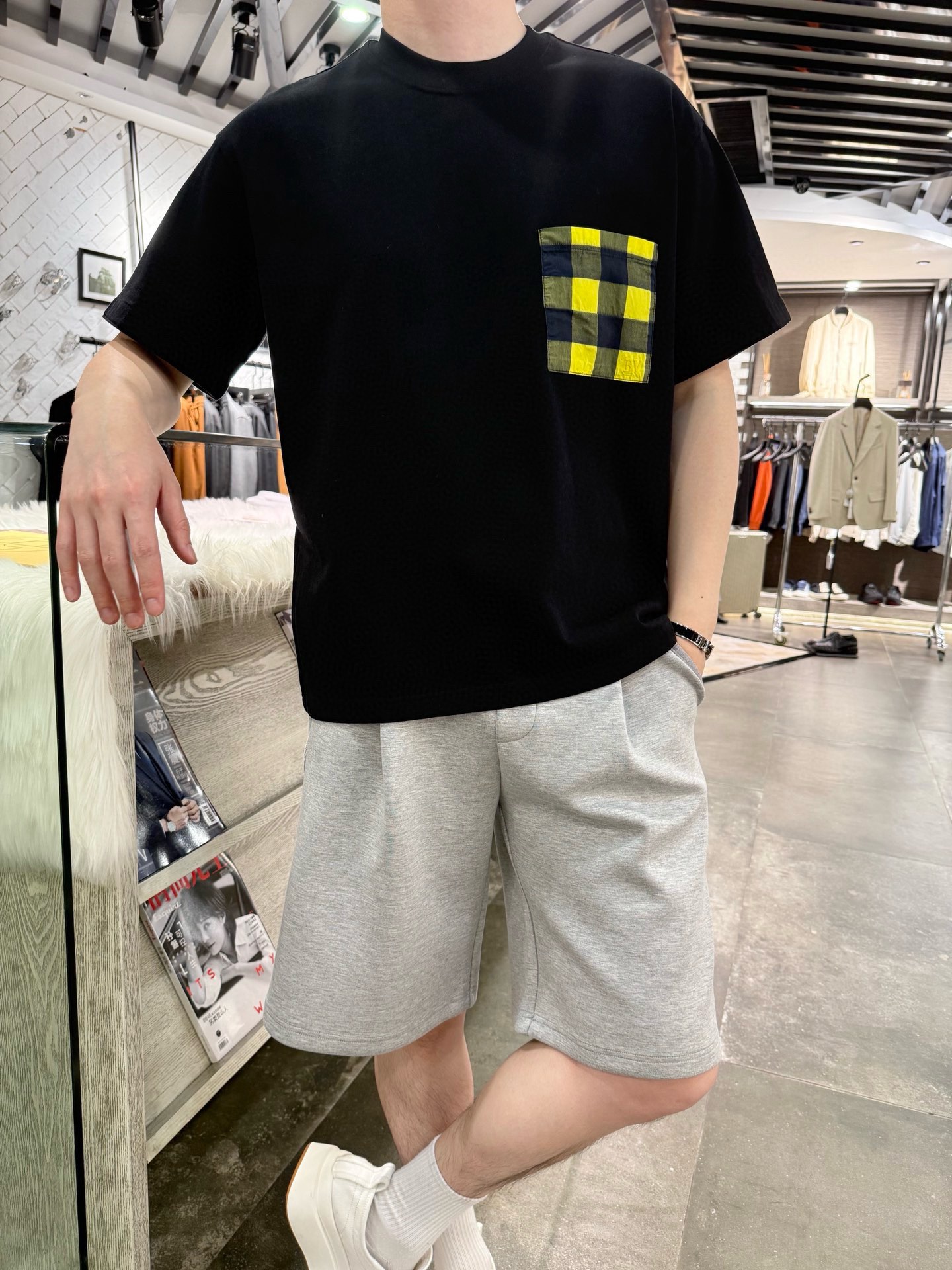 NO:153666,Burberry-2025 simple but unique short-sleeved T-shirt, classic and versatile. The plaid pocket design on the chest breaks the monotony and adds fashionable highlights. 300g heavy cotton fabric is comfortable and skin-friendly. Whether it is paired with jeans to show casualness or combination with other items, it can easily create a unique style. It is a fashionable item that cannot be missed when going out on the street every day. Size S-2XL (model 180/140 wears S), burberry, jeans, T-shirt, tees, t-shirt, alexander wang19860909补单爆款巴宝莉-2025简约而不失个性的短袖T恤,经典百搭.胸前格纹口袋设计,打破单调,增添时尚亮点.300g重纯棉面料,舒适亲肤.无论是搭配牛仔裤展现休闲随性,还是与其他单品组合,都能轻松塑造出独特风格,是日常出街不容错过的时尚单品.码数S-2XL（模特180/140穿S）,,burberry,jeans,T-shirt,tees，t-shirt,alexander wang,Men's clothing