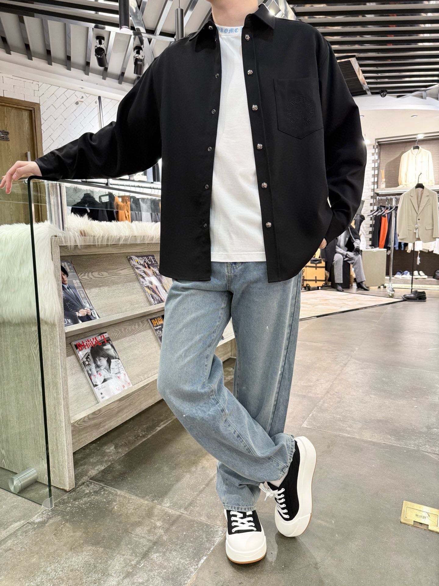 NO:153612,The hottest black long-sleeved shirt for orders - 2025 hottest black long-sleeved shirt, simple and atmospheric. High-quality wool blend fabric, soft and comfortable, full of texture. The exquisite embroidery pattern on the chest highlights the fashionable personality. The loose style is comfortable and versatile, and can be easily controlled whether it is a daily street or a formal occasion. S-XL (model 180/140 wearing S), chrome hearts, shirts, alexander wang19860909补单爆款克罗心-2025爆款黑色长袖衬衫,简约大气.高品质羊毛混纺面料,柔顺舒适,质感满满.胸前精致的刺绣图案,彰显时尚个性.宽松版型,舒适又百搭,无论是日常出街还是正式场合,都能轻松驾驭.码数S-XL（模特180/140穿S）,,chrome hearts,shirts,alexander wang,Men's clothing