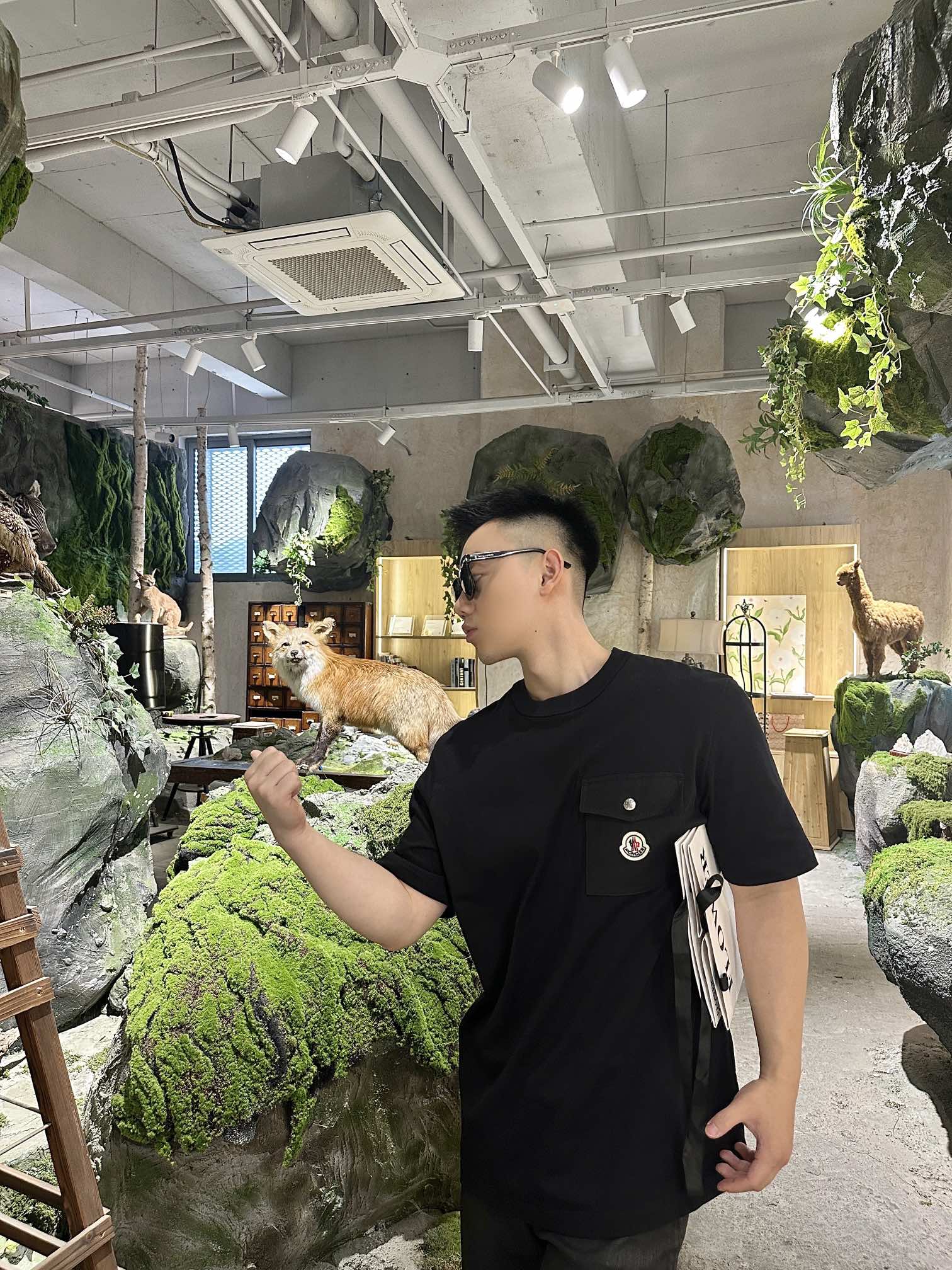 。Moncler 标识口袋短袖
定制水韵摩尔平纹织锦 柔软细腻 舒适贴肤 纯黑基调 奠定百搭基调 胸前口