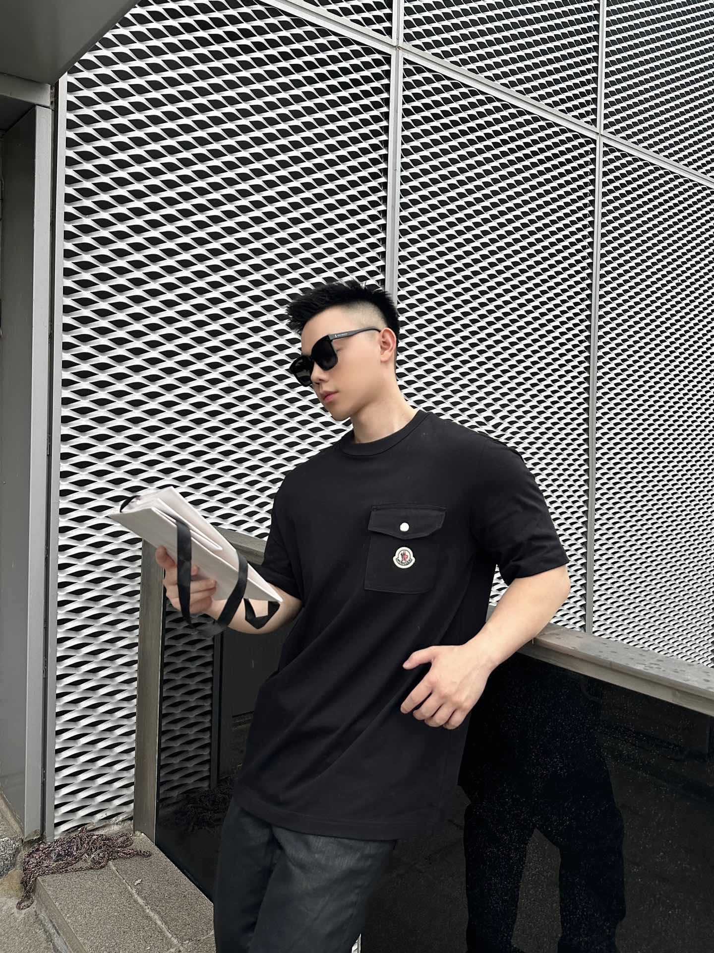 。Moncler 标识口袋短袖
定制水韵摩尔平纹织锦 柔软细腻 舒适贴肤 纯黑基调 奠定百搭基调 胸前口