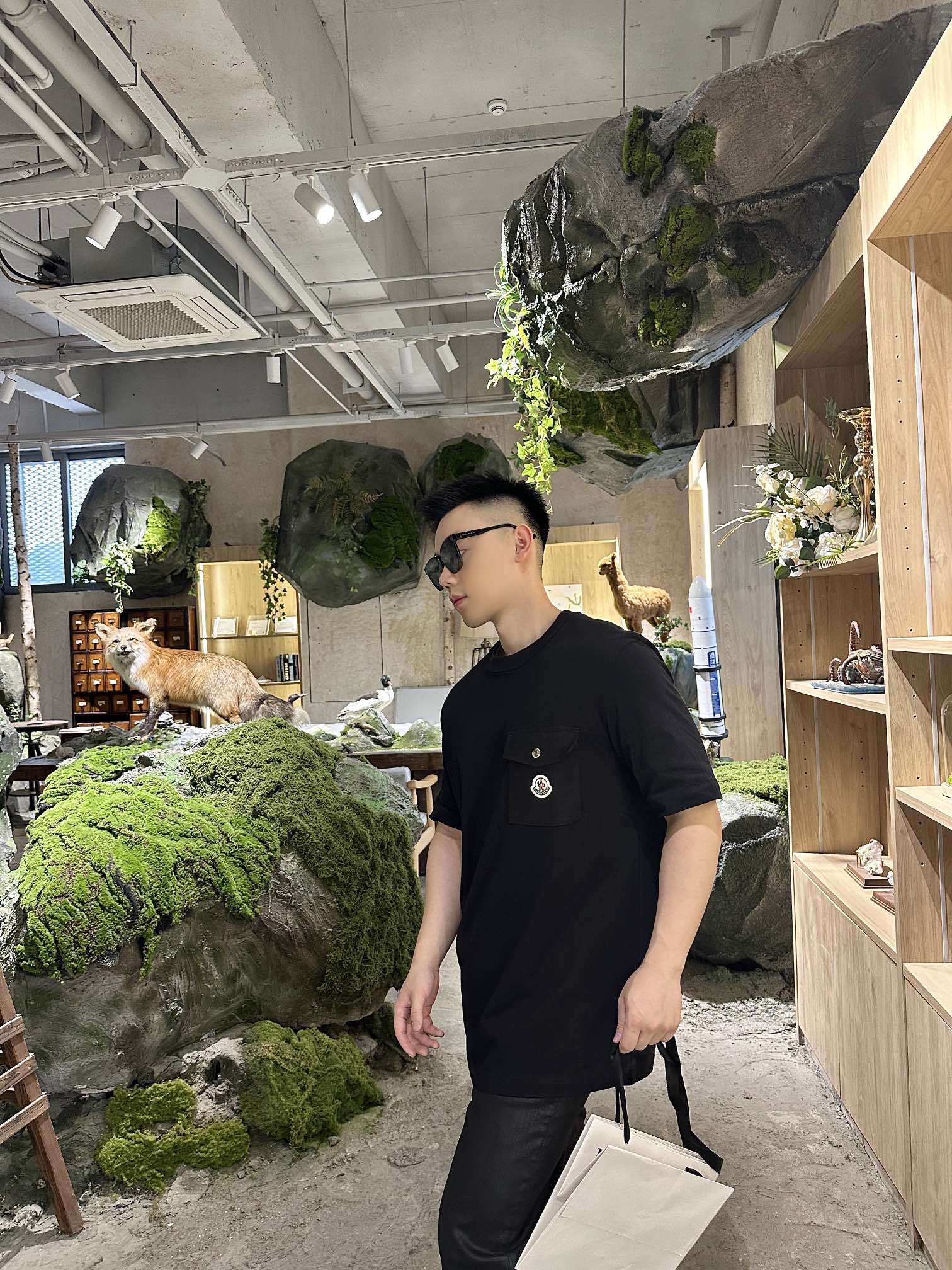 。Moncler 标识口袋短袖
定制水韵摩尔平纹织锦 柔软细腻 舒适贴肤 纯黑基调 奠定百搭基调 胸前口