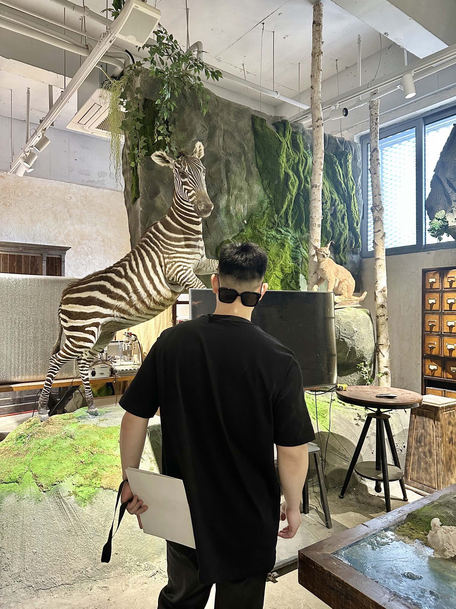 。Moncler 标识口袋短袖
定制水韵摩尔平纹织锦 柔软细腻 舒适贴肤 纯黑基调 奠定百搭基调 胸前口