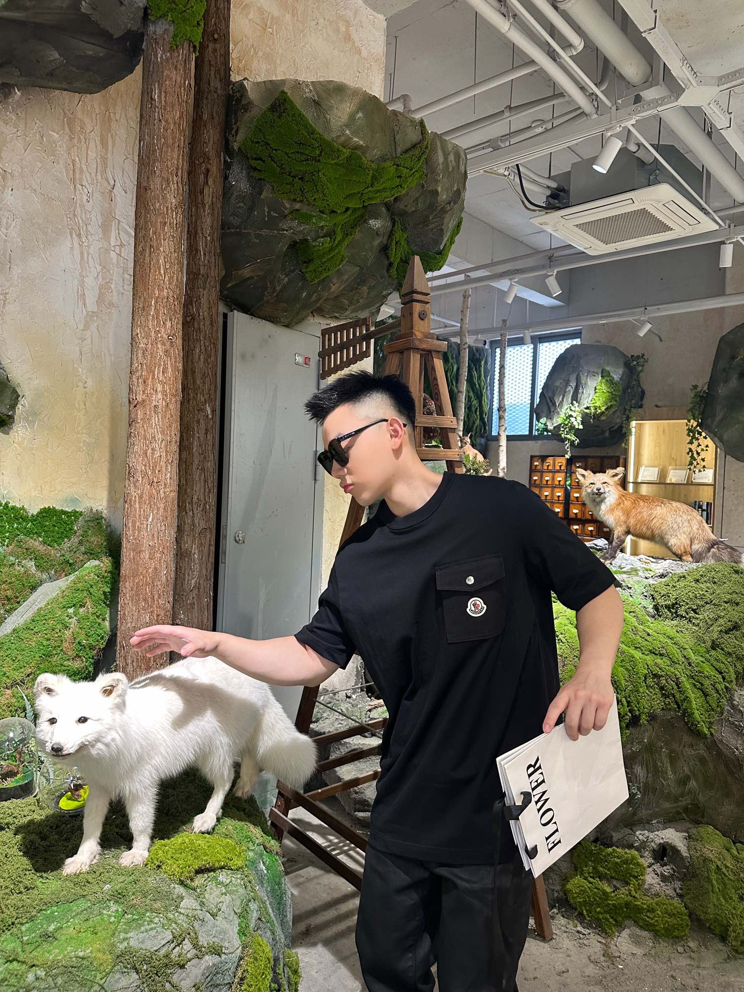 。Moncler 标识口袋短袖
定制水韵摩尔平纹织锦 柔软细腻 舒适贴肤 纯黑基调 奠定百搭基调 胸前口