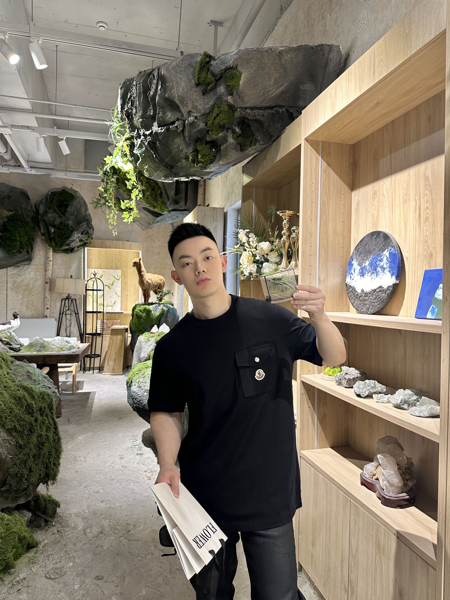 。Moncler 标识口袋短袖
定制水韵摩尔平纹织锦 柔软细腻 舒适贴肤 纯黑基调 奠定百搭基调 胸前口