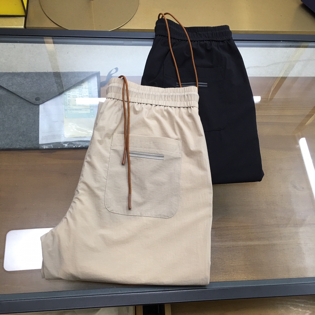 NO:159239,New counter product [Zegn...] 2025ss brand spring and summer casual pants, a new interpretation of aesthetics, interpreting a rich style of style, with a strong sense of detail and design. The classic brand logo is used as a color combination to interpret the classic brand fashion, adding luster to the overall shape, light and refreshing, soft and comfortable. The inner woven surface is flat and breathable, very simple and unique charm. The trousers are embellished with the iconic brand logo, highlighting the brand style, and creating fashionable and diverse styles. The top breathable fabric is carefully crafted, soft and comfortable, and is skin-friendly and breathable. It is a pair of pants that are comfortable for both home and out. You can go out with a T-shirt Polo~ Size: 29-38,,tees, t-shirt, alexander wang19860909专柜新品【Zegn...】 2025ss品牌春夏休闲裤 美学的焕新诠释,演绎浓郁的格调型时尚风范,细节感和设计感强悍.经典品牌标识做为色彩搭配,演绎经典的品牌时尚,为整体造型增光添彩,轻薄清爽,柔软舒适.内里织面平整透气性极佳,简洁而富有独特魅力. 裤身上点缀标志性品牌标识,彰显品牌格调,打造时尚多样的造型.顶级透气面料精心打造,柔软舒适,还亲肤透气,是居家和外出都很舒适的一款裤子,随便搭个T恤Polo就可以出门啦~ 尺码:29-38,,tees，t-shirt,alexander wang,Men's clothing