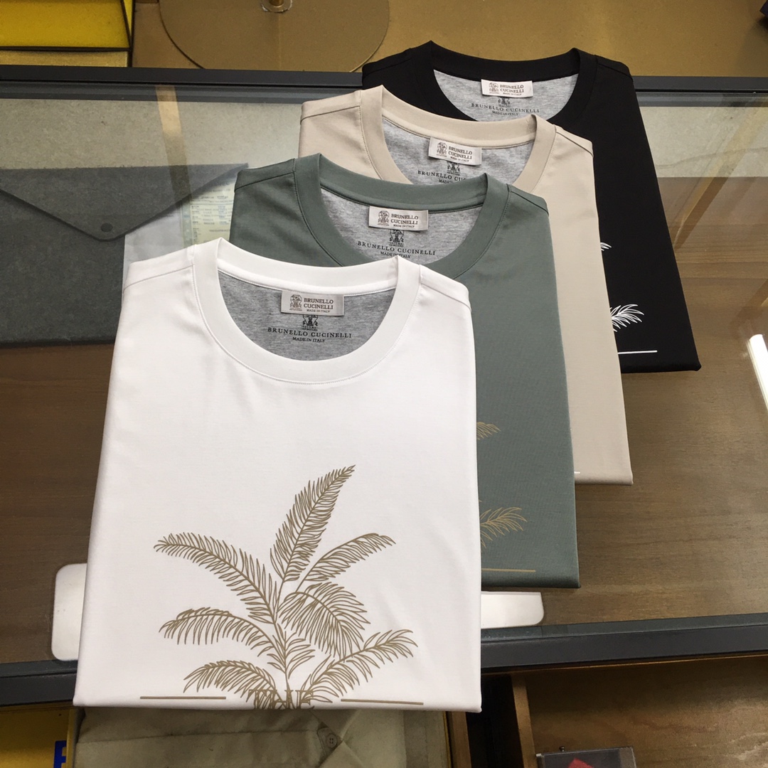 NO:466815,New counter products [BC new products] Trading company channel products, famous, pure blood quality, official new products in 2025 spring and summer, high-end and heart-warming products!  BC... Men's high-end business casual simple round neck long-sleeved T-shirt. Fashion with typical Italian style is quite exquisite in fabric selection and craftsmanship, which is very consistent with the brand's aesthetic tone. It is low-key and luxurious, elegant and noble. Every detail proves the brand's own sense of luxury. The chest is decorated with an iconic brand logo, which is a soul-like interpretation!  Customers provide top-quality Xinjiang long-length cotton fabrics, brand workshop ready-to-wear process fixed weaving and dyeing, extremely luxurious and special materials, all with superior fabric attributes, first-class texture, excellent skin-friendly, silky and delicate touch, and an invincible luxury enjoyment of the upper body, subverting the previous understanding of fabrics. In addition, the luster brought by the texture itself is quite high-end and superior!  The color matching is light and versatile, and the contrasting collar adds a fashionable tone and elegant feeling. The upper body has first-class effect and a strong sense of elegance. It is quite outstanding in both inner wear and single wear. It is both business and casual. The wardrobe has excellent business and leisure, and everyone has one!  Color black white light card Jasmine size 48 50 52 54 56 Size data 48 size shoulder width 44cm-bust 100cm-cloth length 66cm 50 size shoulder width 45cm-bust 104cm-cloth length 68cm 52 size shoulder width 46cm-bust 108cm-cloth length 70cm 54 size shoulder width 48cm-bust 112cm-cloth length 72cm 56 size shoulder width 50cm-bust 116cm-cloth length 74cm,,tees,t-shirt,alexander wang19860909专柜新品【BC新品】 贸易公司渠道臻品,系出名门,纯正血统品质,2025春夏官方新品,高级心水之物！BC...男士高端商务休闲简约圆领长袖T恤.颇具意大利典型风格的时装,在面料选取和工艺方面都相当考究,极符合品牌美学基调,低调且奢华,优雅且高贵,每一个细节都在力证品牌自身的高级感,胸前饰有标志性品牌标识,属于灵魂式的诠释！客供顶级新疆长绒棉面料,品牌工坊成衣工序定织定染,极为奢华特殊的材质,面料属性皆为上乘,质感一流,亲肤性极佳,触感丝滑细腻,上身无敌的奢华享受,颠覆以往对于面料的认知,另外肌理本身所带来的光泽感颇为高级上乘！配色轻熟百搭,领部撞色增添了时髦腔调及优雅感,上身效果一流,儒雅气质感极强,无论内搭还是单穿都颇为出彩,商务休闲皆可,衣橱商务休闲绝佳的高出勤率,人手一件！ 颜色黑色 白色 浅卡 茉绿 尺码48 50 52 54 56 尺码数据 48码肩宽44cm-胸围100cm-衣长66cm 50码肩宽45cm-胸围104cm-衣长68cm 52码肩宽46cm-胸围108cm-衣长70cm 54码肩宽48cm-胸围112cm-衣长72cm 56码肩宽50cm-胸围116cm-衣长74cm,,tees，t-shirt,alexander wang,Men's clothing