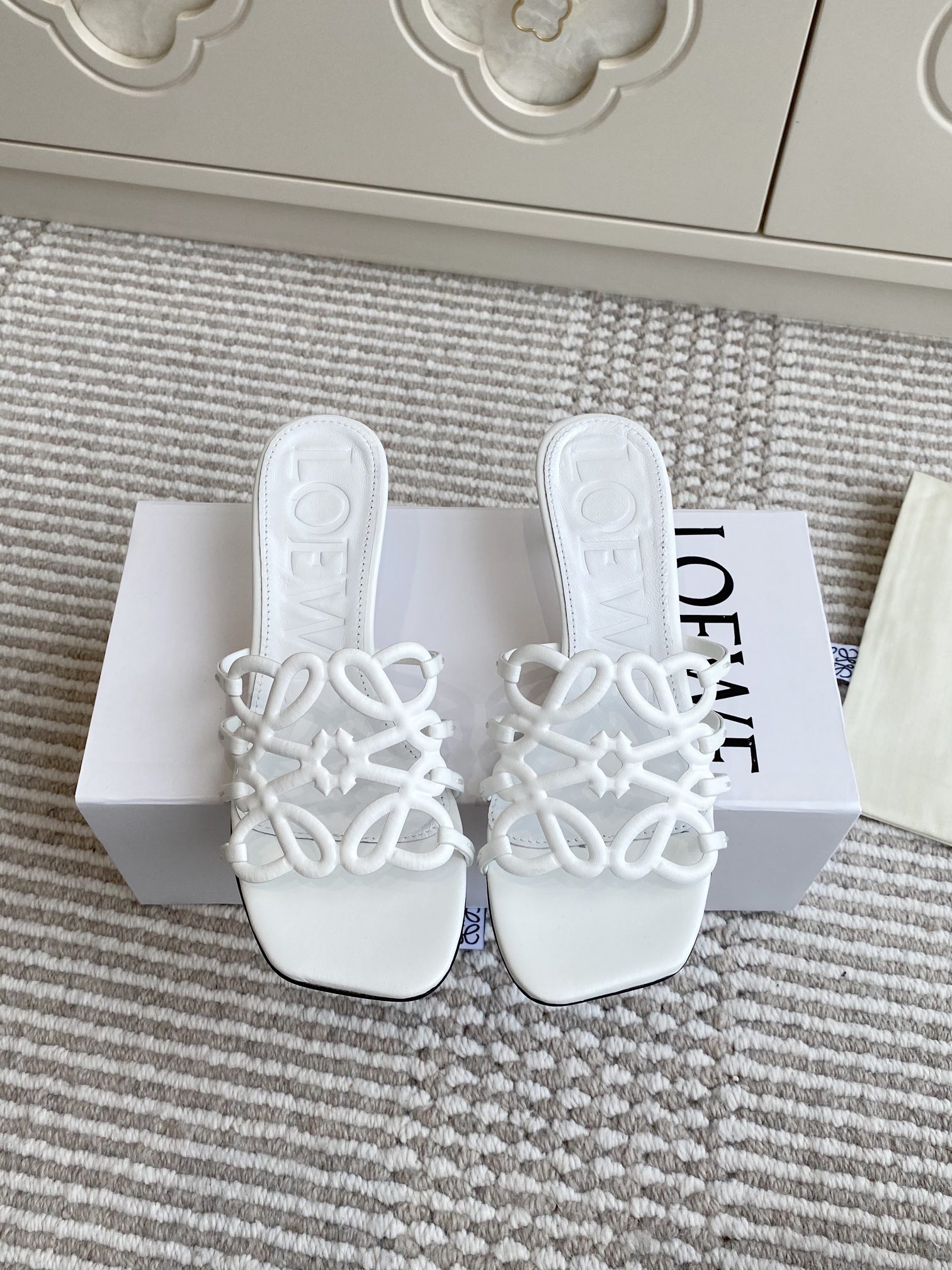 NO:403044,Loewe 25ss Anagram Summer Limited New Hollow Cat Heel Slippers, a simple and fashionable design sense, original custom Italian genuine leather sole!  Hand-woven craftsmanship, high-end temperament with a slack feel, suitable for matching with minimalist style, vacation style or urban commuting outfits Heel height 4.5cm size35-39 (customized for 40/41/42, no return or exchange), slippers, loewe, loewe, slippers, Leather soles19860909批 loewe 罗意威25ss Anagram夏日限定新款镂空猫跟拖鞋 设计感十足简单又时髦原版定制意大利本色真皮大底！手工编织工艺 自带松弛感的高级气质,适合搭配极简风、度假风或都市通勤装束 跟高 4.5cm size35-39（40/41/42定做不退换）,拖鞋,loewe,loewe,slippers,Leather soles,Women's Shoes