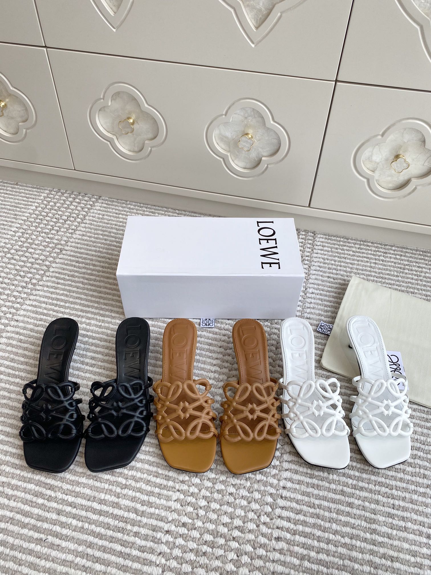 NO:403048,————loewe·Hollowing cat heel slippers·35-42, slippers,loewe,slippers19860909————loewe·镂空猫跟拖鞋·35-42,拖鞋,loewe,slippers,Women's Shoes