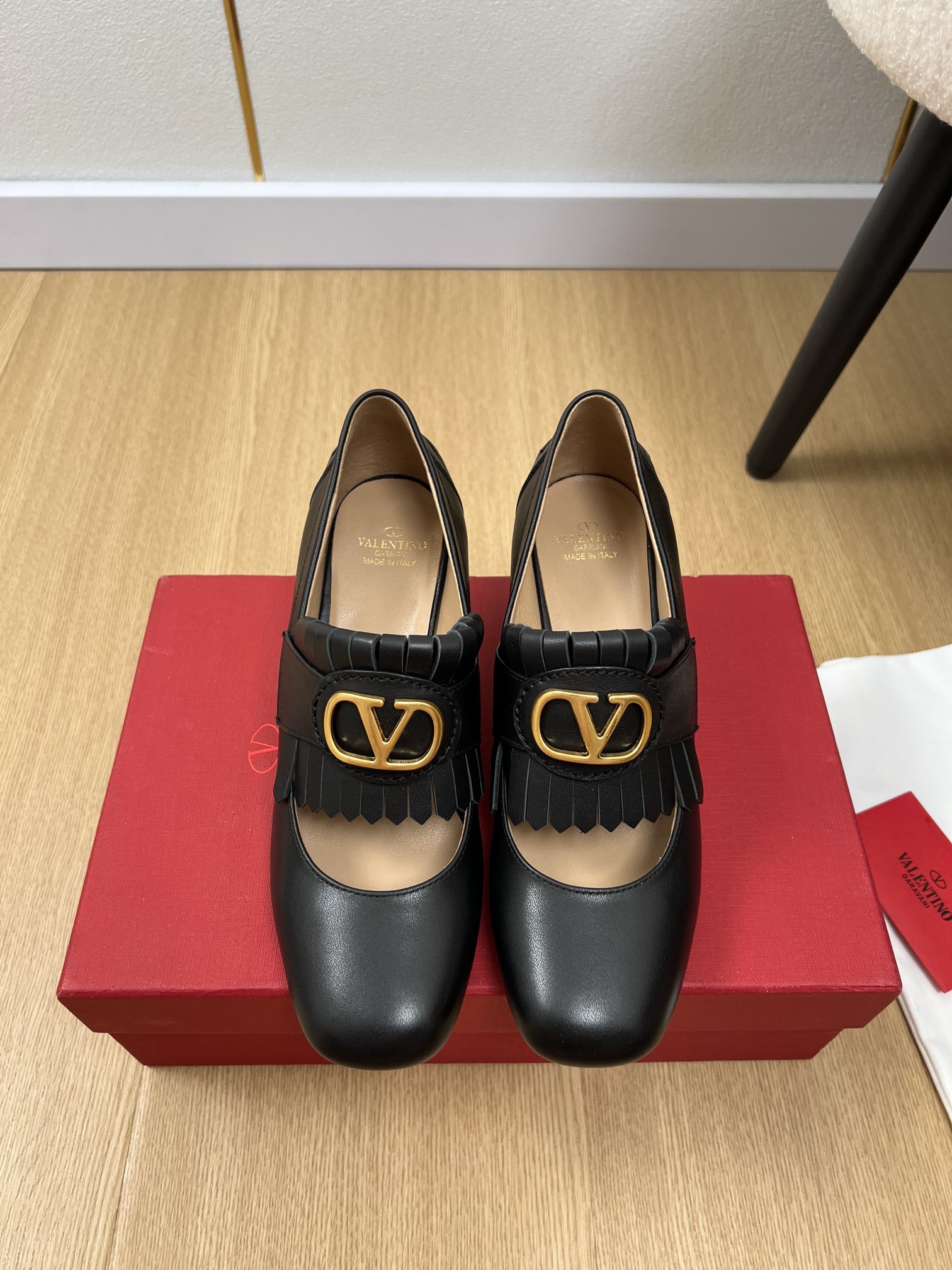 NO:260843,Valentino | 2025 V Home 2025 Spring and Summer New Products, the latest classic tassel big V button loafers series, Thai pants are spicy!  A magical artifact. The mid-heel design looks good without being tired. The deep-mouth design combination highlights the brand's unique design style. Luxury and fashionable. Extremely recognizable. The exquisite round head. The side arc is perfect. The taste of the celebrity is very feminine. The foot feels full of summer. It really needs versatile shoes. It looks good no matter how you match it. The casual and high-end feel is also great. It is fashionable and fashionable. The rhinestone matching design perfectly blends the joy of playing and elegance. Wear it and dances happily. The upper imported wax-skinned cowhide inner sheepskin footbed sheepskin outsole. The heel height is 5.5cm  35-42 (customized by 40.41.42), semi-shoe shoes, valentino, valentino, loafers, cowhide, sheepskin, Leather soles19860909Valentino 华伦天奴 | 2025 V家2025春夏新品 专柜最新经典流苏大V扣乐福鞋系列 泰裤辣！妥妥神器一枚 中跟设计穿上好看又不会累,深口设计搭配彰显了品牌独有的设计风格 奢华时尚 极有辨识度 精致的圆头 侧身弧线完美味儿特别纯正 名媛气质女人味十足,脚感满分夏天真的太需要百搭鞋了,怎么搭配都好看,随意且高级的感觉舒适度也很棒,搭配各种裤子,潮爆了 超好看百搭 水钻搭配设计完美融合在俏皮和优雅问无缝切换的快乐,穿上它跳起欢快的摇摆舞吧 鞋面进口腊感牛皮 内里羊皮 垫脚羊皮 大底意大利进口真皮大底 跟高5.5cm 码数35-42（40.41.42定制）,半拖单鞋,valentino,valentino,loafers,cowhide,sheepskin,Leather soles,Women's Shoes