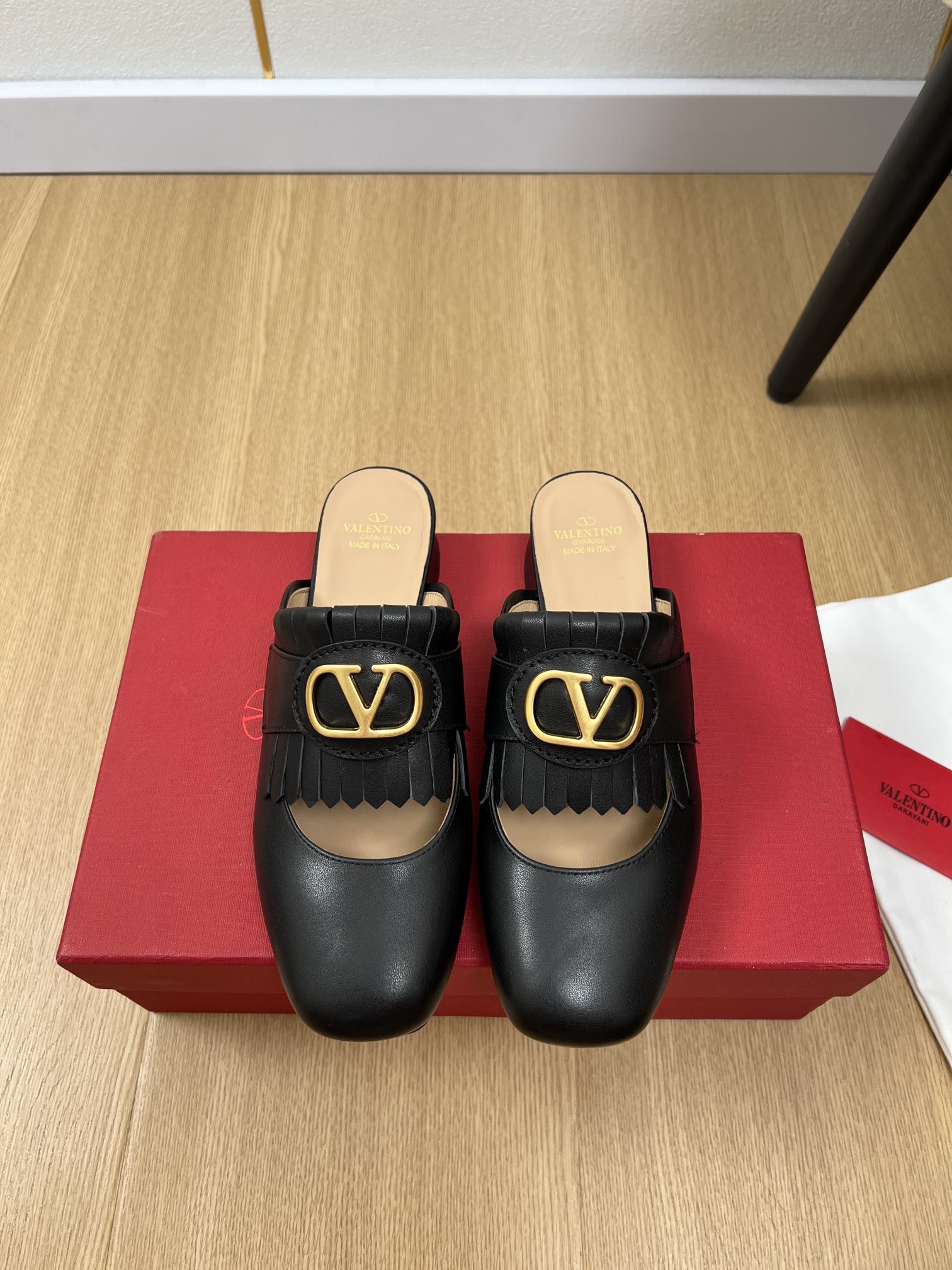 NO:260844,Valentino | 2025 V Home 2025 Spring and Summer New Products, the latest classic tassel big V button half slipper series, Thai pants are spicy!  A magical artifact. The mid-heel design looks good without being tired. The deep-mouth design combination highlights the brand's unique design style. Luxury and fashionable. Extremely recognizable. The exquisite round head. The side arc is perfect. The taste of the celebrity is very feminine. The foot feels full of summer. It really needs versatile shoes. It looks good no matter how you match it. The casual and high-end feel is also great. It is fashionable and fashionable. The rhinestone matching design perfectly blends the joy of playfulness and elegance. Wear it and dances happily. The upper imported wax-skinned cowhide inner sheepskin footbed sheepskin outsole imported Italian leather outsole heel height 2.5cm  35-42 (customized by 40.41.42), semi-shoe shoes, valentino, valentino, slippers, cowhide, sheepskin, Leather soles19860909Valentino 华伦天奴 | 2025 V家2025春夏新品 专柜最新经典流苏大V扣半拖鞋系列 泰裤辣！妥妥神器一枚 中跟设计穿上好看又不会累,深口设计搭配彰显了品牌独有的设计风格 奢华时尚 极有辨识度 精致的圆头 侧身弧线完美味儿特别纯正 名媛气质女人味十足,脚感满分夏天真的太需要百搭鞋了,怎么搭配都好看,随意且高级的感觉舒适度也很棒,搭配各种裤子,潮爆了 超好看百搭 水钻搭配设计完美融合在俏皮和优雅问无缝切换的快乐,穿上它跳起欢快的摇摆舞吧 鞋面进口腊感牛皮 内里羊皮 垫脚羊皮 大底意大利进口真皮大底 跟高2.5cm 码数35-42（40.41.42定制）,半拖单鞋,valentino,valentino,slippers,cowhide,sheepskin,Leather soles,Women's Shoes