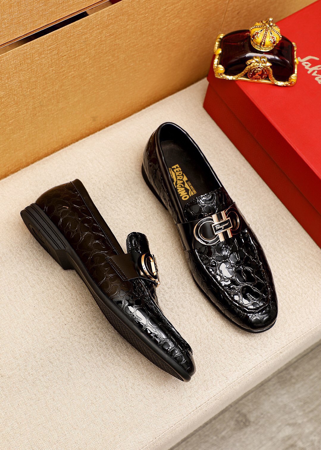 Ferragamo Men's Leather Loafers with Embossed Design and Metal Buckle 3 i1745888924 1343 1