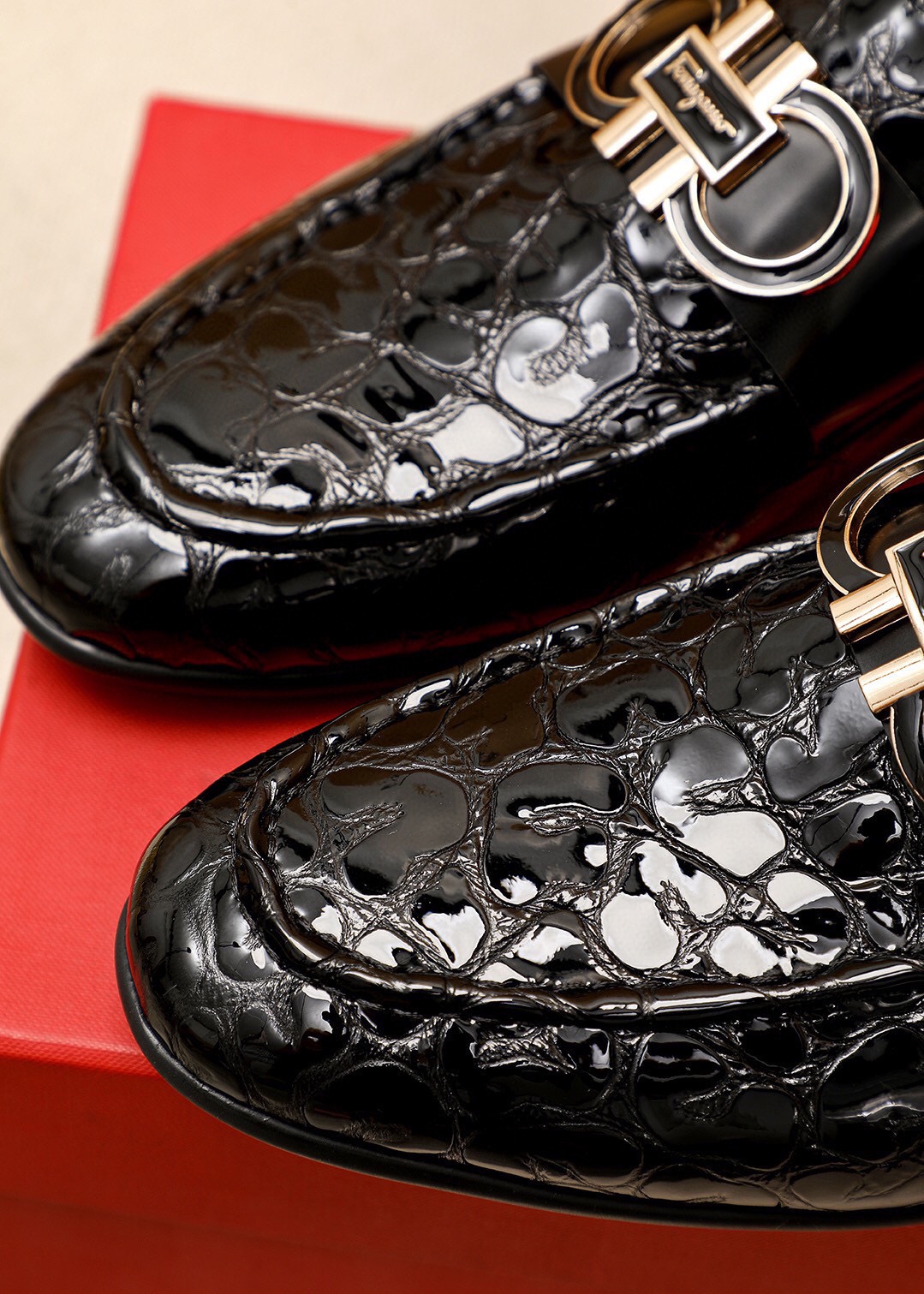 Ferragamo Men's Leather Loafers with Embossed Design and Metal Buckle 7 i1745888924 2265 5