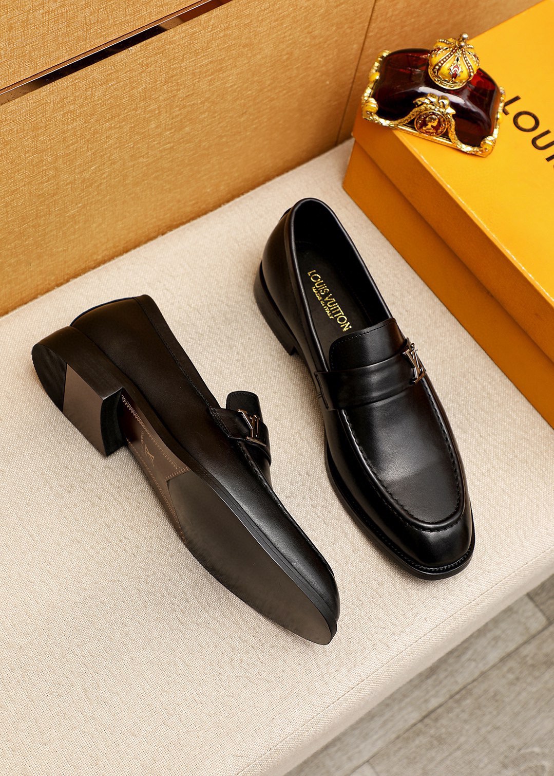 Louis Vuitton Leather Loafers, Classic Style, Comfortable Fit, Sizes 38-44 4 i1745890333 4826 2