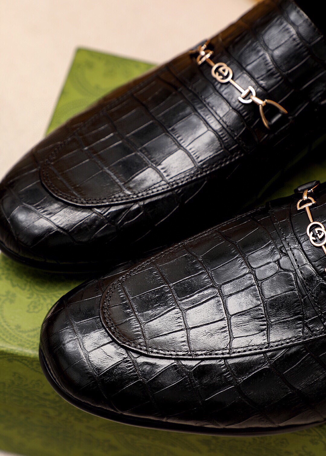 Gucci Leather Loafers with Horsebit Detail - Luxurious & Stylish for Men 8 i1745890746 2920 6