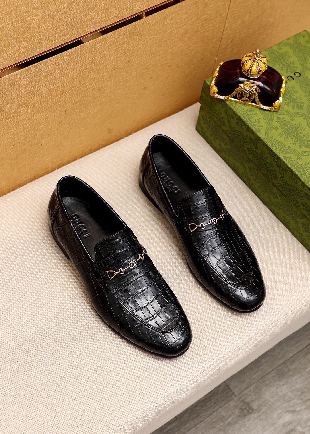 Gucci Leather Loafers with Horsebit Detail - Luxurious & Stylish for Men 2 i1745890746 4445 0