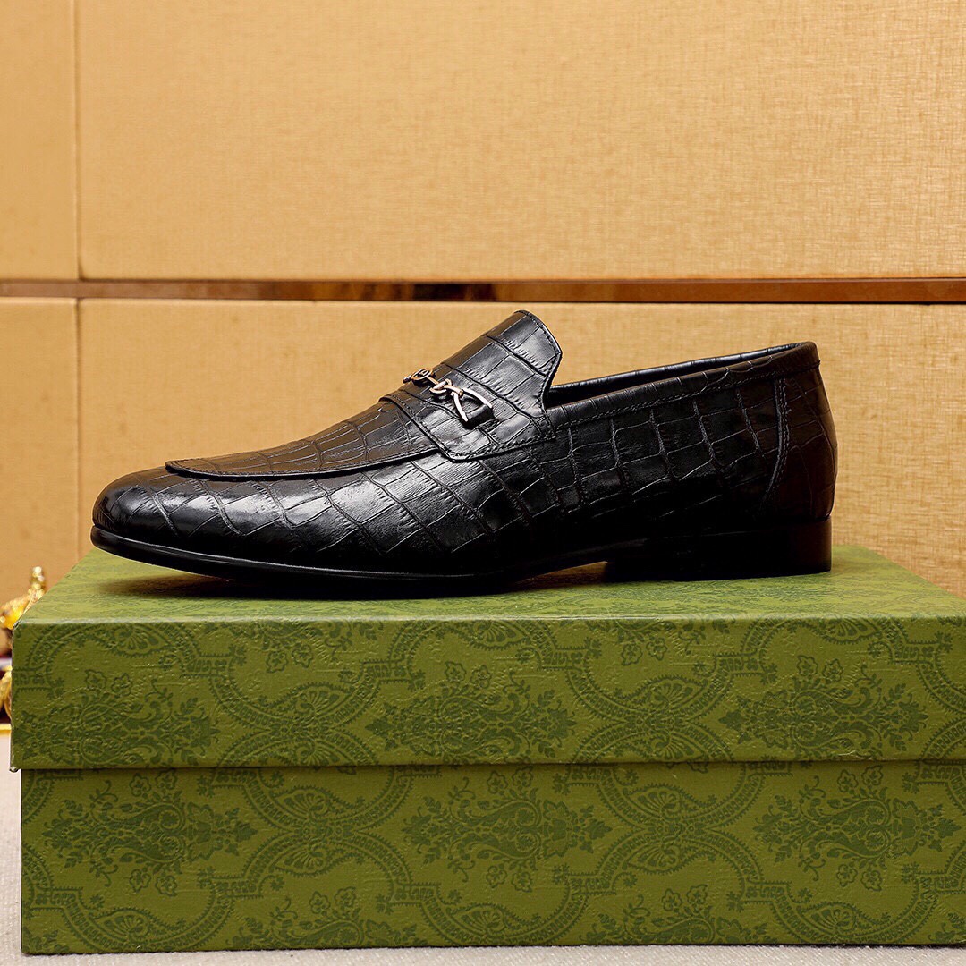 Gucci Leather Loafers with Horsebit Detail - Luxurious & Stylish for Men 5 i1745890746 6852 3