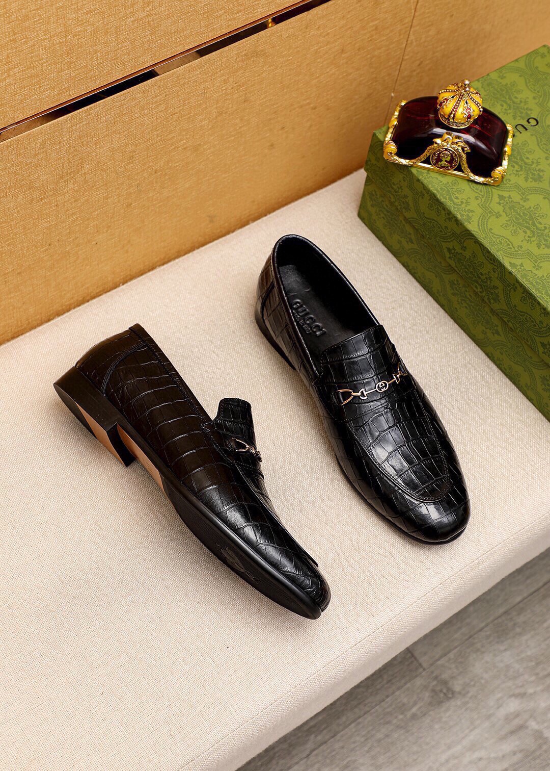 Gucci Leather Loafers with Horsebit Detail - Luxurious & Stylish for Men 3 i1745890746 6938 1