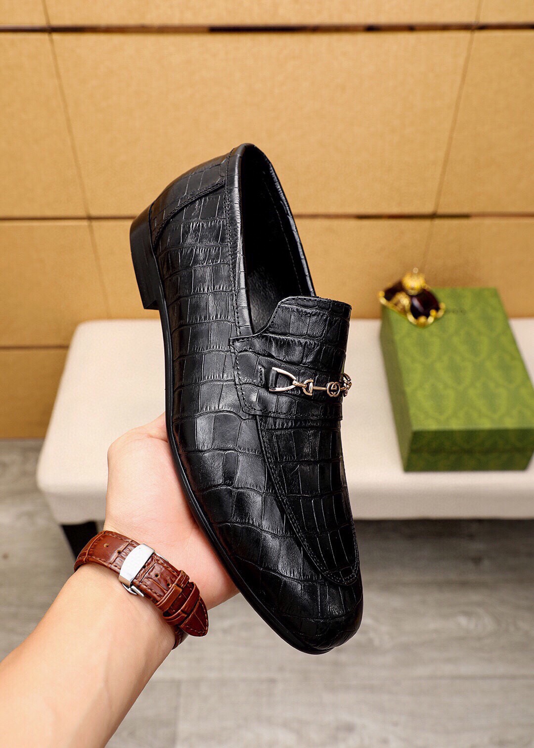 Gucci Leather Loafers with Horsebit Detail - Luxurious & Stylish for Men 6 i1745890746 7503 4