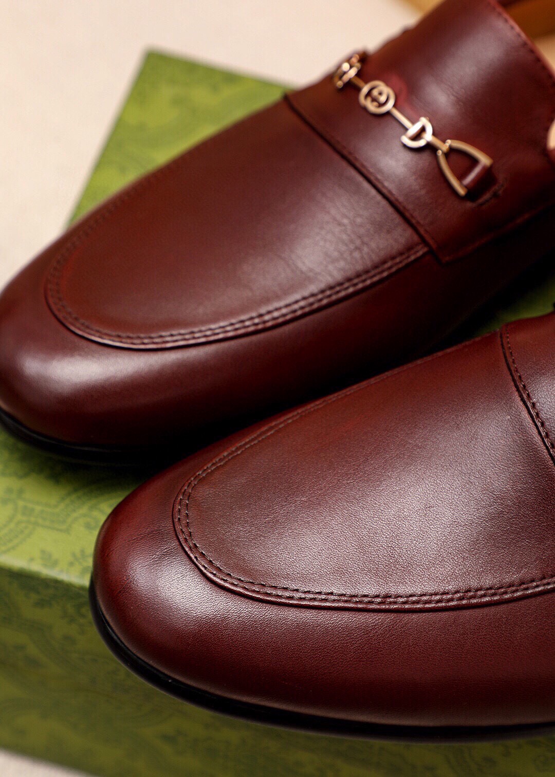 Gucci Leather Loafers with Horsebit Detail - Italian Craftsmanship 9 i1745890776 2824 7