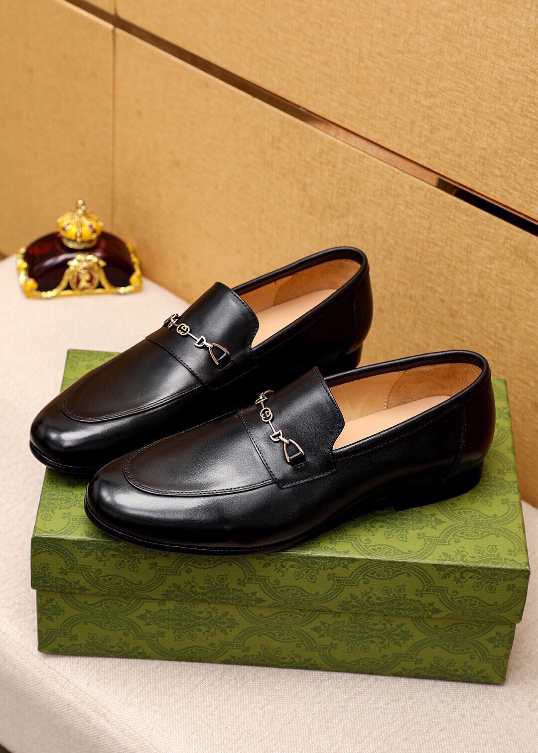 Gucci Leather Loafers with Horsebit Detail | Italian Craftsmanship 4 i1745890808 321 2