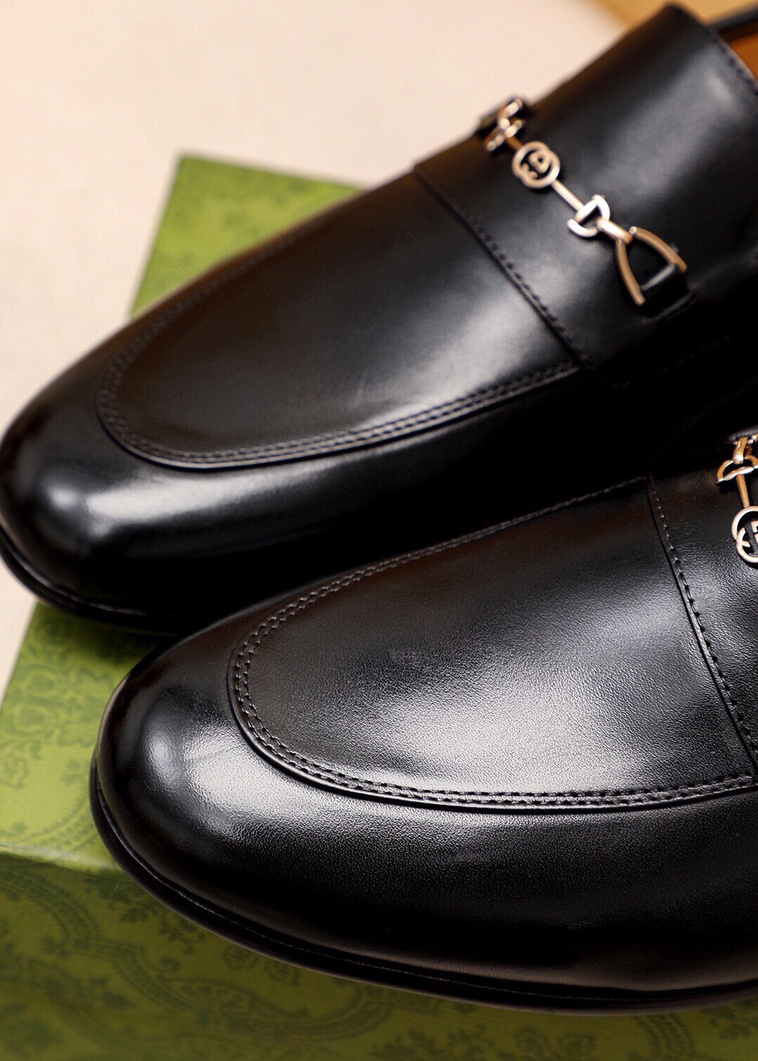 Gucci Leather Loafers with Horsebit Detail | Italian Craftsmanship 9 i1745890808 652 7
