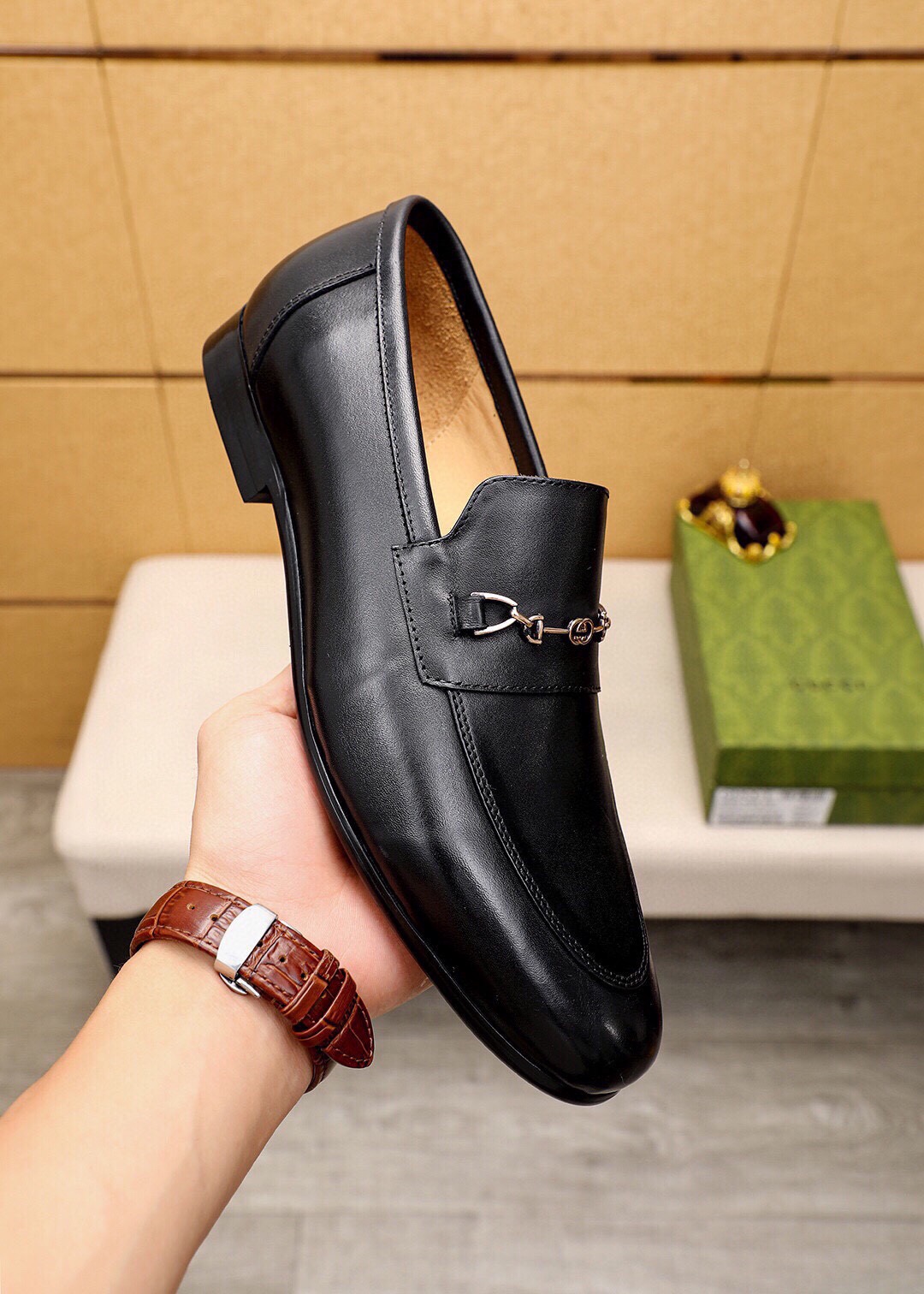 Gucci Leather Loafers with Horsebit Detail | Italian Craftsmanship 6 i1745890808 7595 4