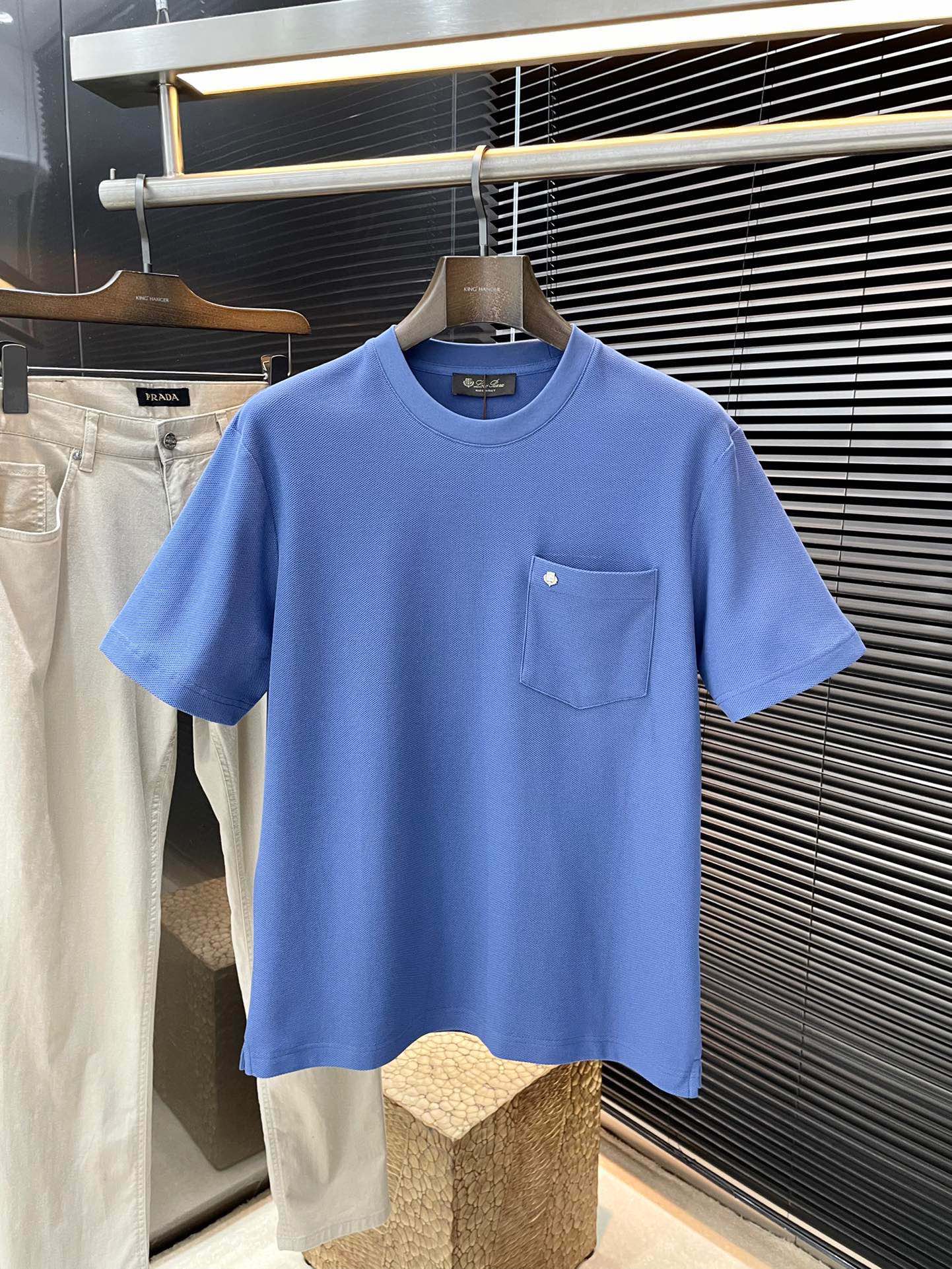 NO:154114,Loro Piana series VIP high-end customization 2025 spring and summer new short-sleeved style versatile styles anyone can easily control. Fully customized fabrics, high-quality first-class cotton fabrics. The fabric feels soft and the upper body is comfortable and soft. The simple style is very classy, ​​simple and unique, fashionable, the style is very exquisite, showing the aura, and highlighting the exquisiteness of business men!  Size M-3XL, loro piana, T-shirt, alexander wang19860909Loro Piana（诺悠翩雅）系列 VIP高级定制 2025春夏季新款短袖 百搭款式 任何人都可以轻松驾驭 面料全订制 高定一等品全棉面料 面料手感柔软,上身舒适柔软 简约的款式非常显档次,简约个性时尚,版型剪裁非常精致,显气场,又会凸显商务男士的精致！尺码M-3XL,,loro piana,T-shirt,alexander wang,Men's clothing