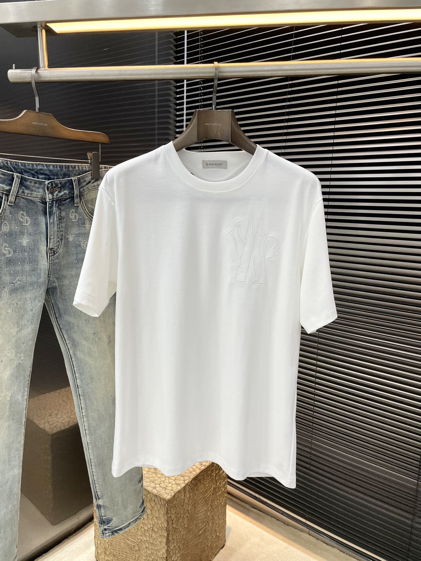 NO:154125,Moncher- (Shirt) series VIP high-end customization 2025 spring and summer new short-sleeved style versatile styles anyone can easily control. Fully customized fabrics, high-quality cotton fabrics. The fabric feels soft and the upper body is comfortable and soft. The simple style is very classy, ​​simple and unique, fashionable, the style is very exquisite, showing the aura, and it will highlight the exquisiteness of business men!  Size M-3XL, Moncler, T-shirt, alexander wang19860909Moncher-（蒙口）系列 VIP高级定制 2025春夏季新款短袖 百搭款式 任何人都可以轻松驾驭 面料全订制 高定一等品棉面料 面料手感柔软,上身舒适柔软 简约的款式非常显档次,简约个性时尚,版型剪裁非常精致,显气场,又会凸显商务男士的精致！尺码M-3XL,,Moncler,T-shirt,alexander wang,Men's clothing