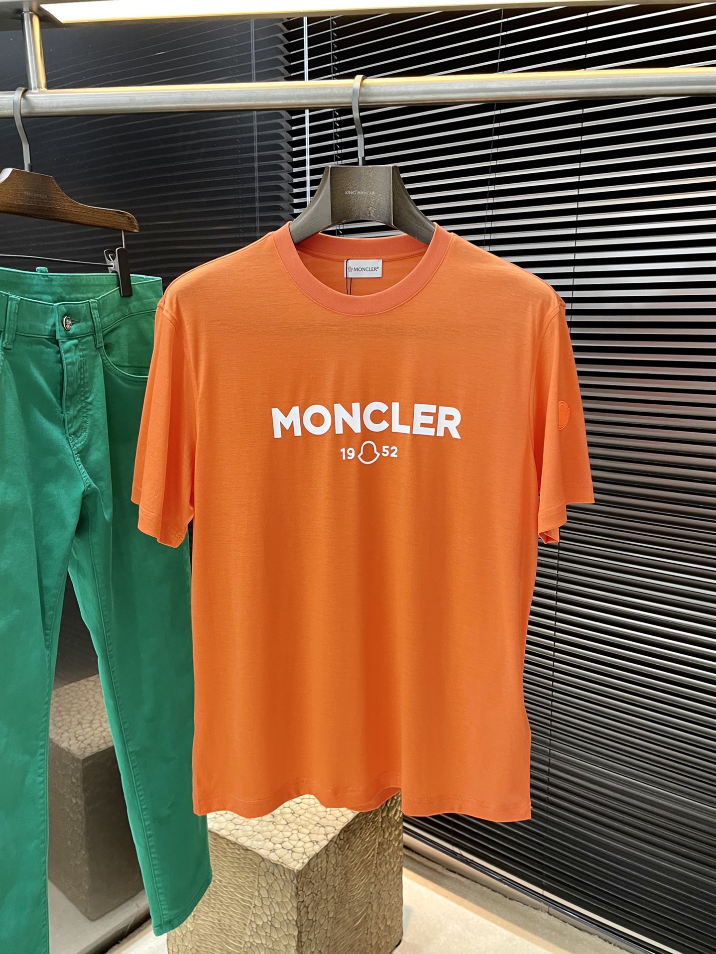 NO:154128,Moncher- (Shirt) series VIP high-end customization 2025 spring and summer new short-sleeved style versatile styles anyone can easily control. Fully customized fabrics, high-quality first-class mercerized cotton fabric. The fabric feels soft and the upper body is comfortable and soft. The simple style is very classy, ​​simple and unique, and the style is very exquisite. The tailoring is very exquisite, showing the aura, and it will highlight the exquisiteness of business men!  Size M-3XL, Moncler, T-shirt, alexander wang19860909Moncher-（蒙口）系列 VIP高级定制 2025春夏季新款短袖 百搭款式 任何人都可以轻松驾驭 面料全订制 高定一等品丝光棉面料 面料手感柔软,上身舒适柔软 简约的款式非常显档次,简约个性时尚,版型剪裁非常精致,显气场,又会凸显商务男士的精致！尺码M-3XL,,Moncler,T-shirt,alexander wang,Men's clothing