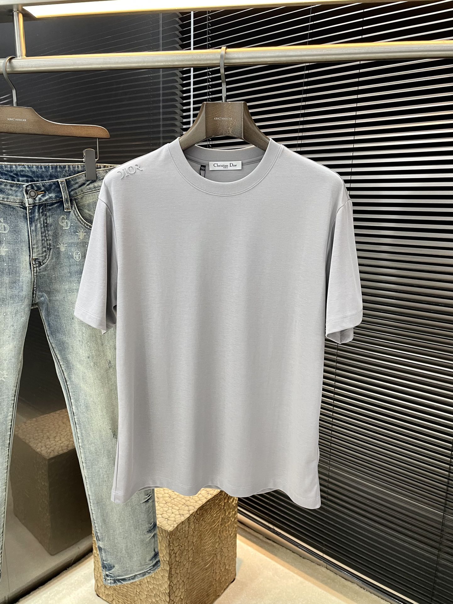 NO:154133,Dior- (Dior) series VIP high-end customization 2025 spring and summer new short-sleeved style versatile styles anyone can easily control. Fully customized fabrics, high-quality cotton fabrics. The fabric feels soft and the upper body is comfortable and soft. The simple style is very classy, ​​simple and unique, and the style is very exquisite. The tailoring is very exquisite, showing the aura, and it will highlight the exquisiteness of business men!  Size M-3XL, dior, dior, T-shirt, alexander wang19860909Dior-（迪奥）系列 VIP高级定制 2025春夏季新款短袖 百搭款式 任何人都可以轻松驾驭 面料全订制 高定一等品棉面料 面料手感柔软,上身舒适柔软 简约的款式非常显档次,简约个性时尚,版型剪裁非常精致,显气场,又会凸显商务男士的精致！尺码M-3XL,,dior,dior,T-shirt,alexander wang,Men's clothing