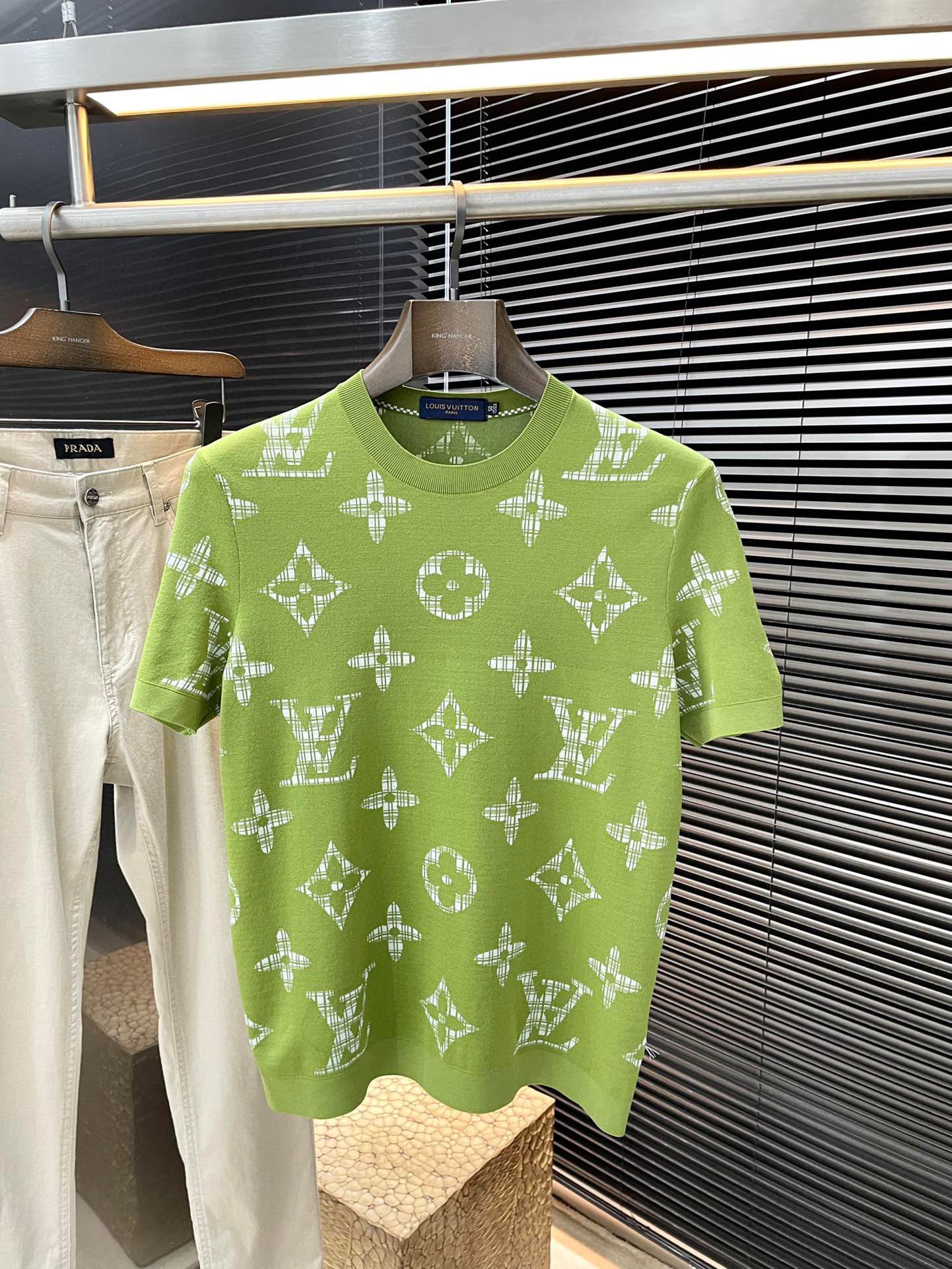 NO:154137,LOUIS VUITTON series VIP high-end customization 2025 spring and summer new short-sleeved style versatile styles anyone can easily control. Fully customized fabrics, high-quality first-class Yilite fabrics. The fabric feels soft and comfortable and soft on the upper body. The simple style is very classy, ​​simple and unique, fashionable, the style is very exquisite, showing the aura, and will highlight the exquisiteness of business men!  Size M-3XL, louis vuitton,louis vuitton,t-shirt,alexander wang19860909LOUIS VUITTON（路易威登）系列 VIP高级定制 2025春夏季新款短袖 百搭款式 任何人都可以轻松驾驭 面料全订制 高定一等品伊力特面料 面料手感柔软,上身舒适柔软 简约的款式非常显档次,简约个性时尚,版型剪裁非常精致,显气场,又会凸显商务男士的精致！尺码M-3XL,,louis vuitton,louis vuitton,T-shirt,alexander wang,Men's clothing