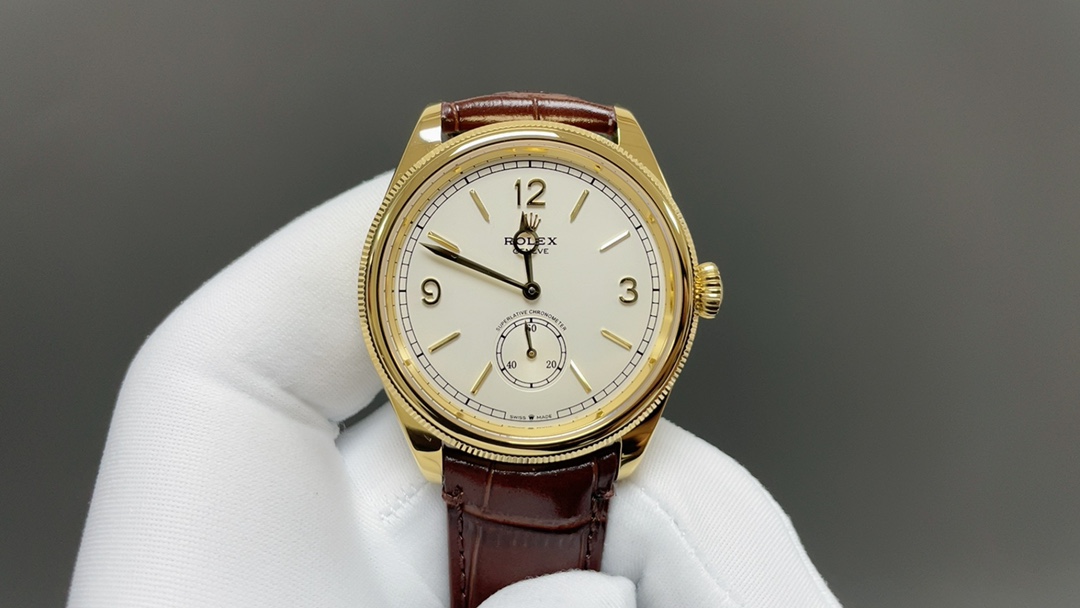 NO:393010,R+Factory Newly added work Ultra-thin 90g counterweight version two-pin semi-business model Rolex Rolex constant-movement size 39mm9.8mm Exclusive custom modified Chronergy escapement system Blue Syloxi balance spring Cal. Automatic winding movement K gold steel stamp folding buckle More similar to the feel and wear texture of K gold watch, Rolex19860909R+Factory 新增力作 超薄90克配重版二针半商务款 劳力士Rolex恒动型 尺寸39mm9.8mm 独家定制改装Chronergy擒纵系统蓝色Syloxi摆轮游丝Cal.自动上链机芯 K金钢印折叠扣 更加接近的还原K金手表的手感及佩戴质感,,rolex,Watch