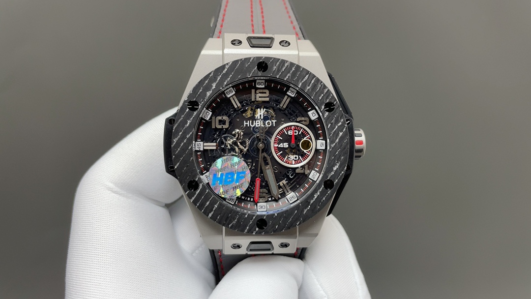 NO:393015,HBF FACTORY HUBLOT Hublot Best Replica of the Year BlG BANG Series 401.OQ.0123.VR Carbon Fiber Bezel The hierarchy of composite bezels Only unique charm serial numbers  401.NJ.0123.VR1 bezel carbon fiber mixed titanium metal.2 mirror sapphire mirror inner/outer coated anti-reflective coating.3 lug black synthetic resin. Side insert: black synthetic resin, carbon fiber insert in the middle of the case. Crown polishing treatment, black overpressure rubber insert. Button 2 o'clock position 316 stainless steel button. 4 o'clock position button engraved Ferrari logo, red paint filling. 4 dial 45 mm, Ferrari horse pattern inlay. Hour hand minute hand satin gold plated, black SuperLuminova luminous coating. Score pointer Ferrari red lacquer treatment. 5 movement modified HUB1241UNICO movement 6 strap black natural rubber strap, Schedoni leather, stitched with stitching. Cuff folding buckle, gold plating19860909HBF FACTORY 恒宝HUBLOT 宇舶表年度最佳复刻作品 BlG BANG系列401.OQ.0123.VR碳纤维表圈 复合材质表圈的层次结构 仅限独特魅力序列号 401.NJ.0123.VR1表圈碳纤维混合钛金属.2表镜蓝宝石镜面内/外覆防反光涂层.3表耳黑色合成树脂.侧插片:黑色合成树脂,表壳中部碳纤维插片.表冠抛光处理,黑色过压橡胶插片.按钮2点钟位置316精钢按钮.4点钟位置按钮刻法拉利标志,红漆填充.4表盘45毫米,法拉利跃马图案镶嵌.时针分针缎面镀金,覆黑色SuperLuminova夜光涂层.计分指针法拉利红亮漆处理.5机芯改HUB1241UNICO机芯6表带黑色天然橡胶表带,Schedoni真皮,用缝线缝合.表扣折叠式表扣,,gold plating,Watch