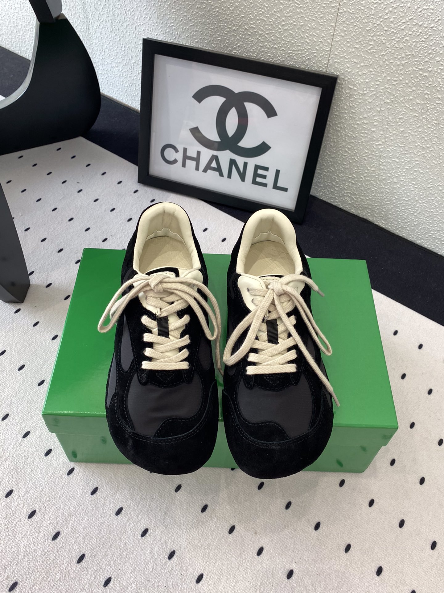 NO:264538,P women's model Bottega Veneta Baodiejia BV latest Orbit series Retro casual sneakers Couple style Bottega Veneta launches a new neutral sneaker Orbit series while ensuring casual and comfortable. While ensuring casual and comfortable, there is no shortage of fine styling design. It matches the selected space cloth fabric to echo the brand's iconic Intreccio elements to achieve a light feel of the feet and bring a new interpretation with exquisite and avant-garde design, paying tribute to the personality style in the collision of functions and silhouettes, creating a timeless styling style. Dynamics is one of Matthieu Blazy's important design concepts. While wearing comfortably, it can also elegantly modify the foot lines, and can easily match trousers or skirts to easily control a variety of daily styles. Fabric Original custom ox back velvet Inner  Imported sheepskin sole Original open mold anti-slip TPU material Sole thickness 2CM height 3cm Size: 35-45 (for women 40, 45, customized for men 45), casual shoes/sports shoes, bottega veneta, bottega veneta, bottega veneta, bottega veneta, bottega veneta, bottega veneta, bottega veneta, bottega veneta, sneakers, skirts, sheepskin19860909P女款 男款 Bottega Veneta 葆蝶家 BV最新款Orbit系列 复古休闲运动鞋 情侣款 Bottega Veneta 以 90年代自由随性的复古风格为灵感,推出全新的中性运动鞋 Orbit 系列 在保证休闲舒适的同时 不乏造型设计的精细雕琢 搭配甄选太空布面料呼应品牌标志性Intreccio 元素 以此实现轻盈的脚感以精致前卫的设计带来全新的演绎,在功能与廓形的碰撞中致敬个性风采、打造永不过时的造型风格 动态”是Matthieu Blazy 的重要设计理念之一 在穿着舒适的同时,还可以优雅修饰足部线条,更能自由搭配裤装或裙装轻松驾驭多种日常风格 面料 原版定制牛反绒 内里 进口羊皮 鞋底 原版开模防滑TPU材质 底厚 2CM内增高3cm 码数 : 35-45（女40 男45订做）,休闲鞋/运动鞋,bottega veneta,bottega veneta,bottega veneta,sneakers,skirts,sheepskin,Women's Shoes