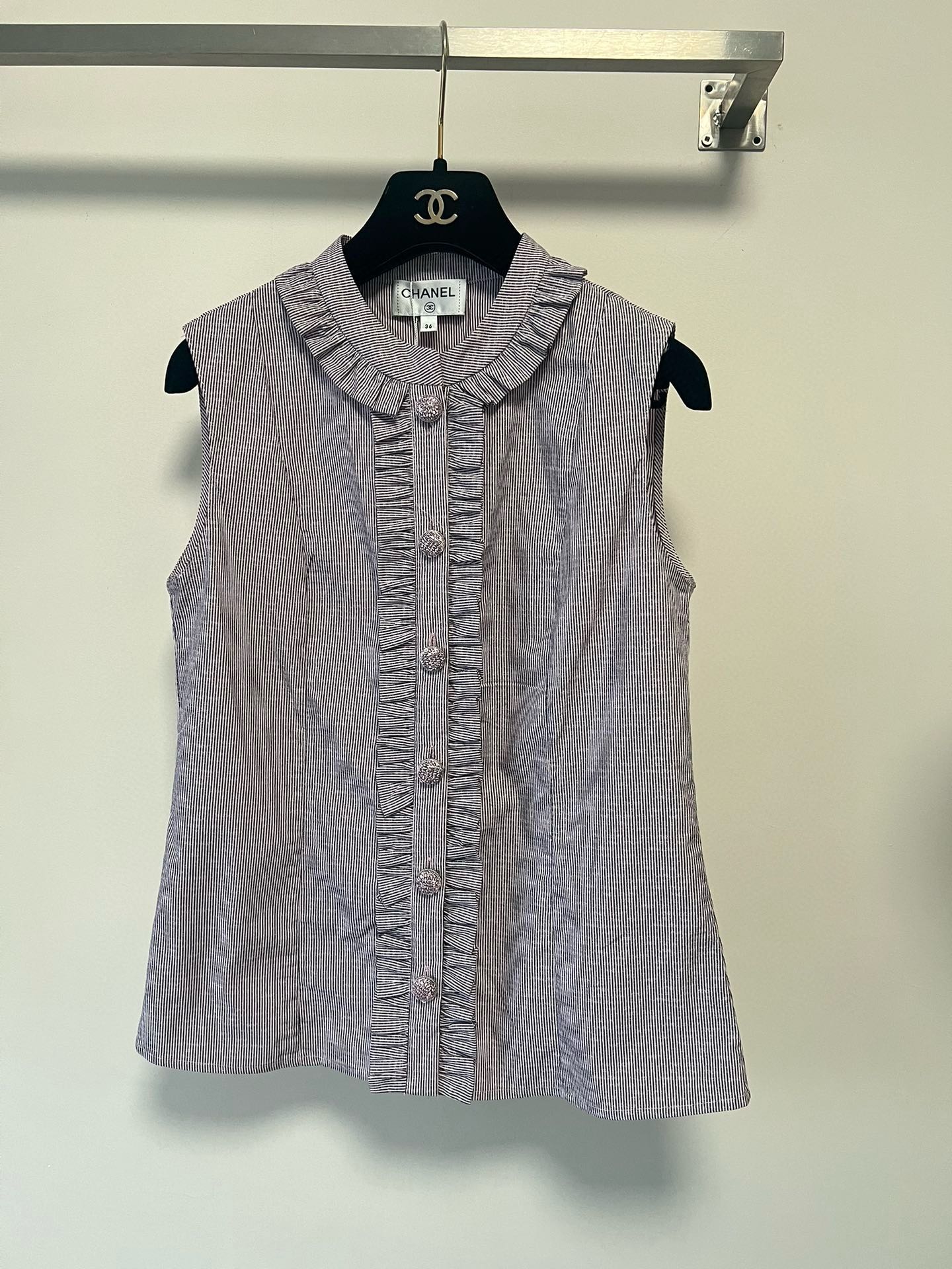 NO:791493,CHANE*'s new striped sleeveless shirt is made of custom-made cotton vertical stripe jacquard fabric and has a great texture. The round neck has a ruffled design and the upper body is very good, giving people a sweet girl feel. The regular cut upper body is slim and versatile, and can be easily matched to create a high-end look. SML-,,chanel,shirts,19860909CHANE*新款条纹无袖衬衫定制棉质竖条纹提花面料质感很赞,圆领有荷叶边设计上身很乖,给人甜妹的感觉常规的版型剪裁上身显瘦百搭,可轻松搭配穿出高级感SML-,,chanel,shirts,,Women's clothing